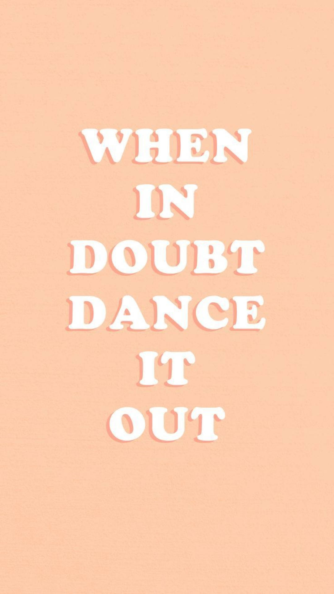 勵志語錄桌布，白色文字寫著「When in doubt dance it out」，蜜桃色背景。