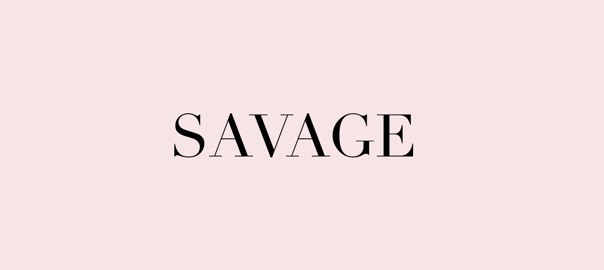 粉紅背景上的粗體Serif字樣「Savage」 壁紙 — 單詞 savage 以粗體黑色襯線字體居中顯示在柔和的粉紅色背景上。