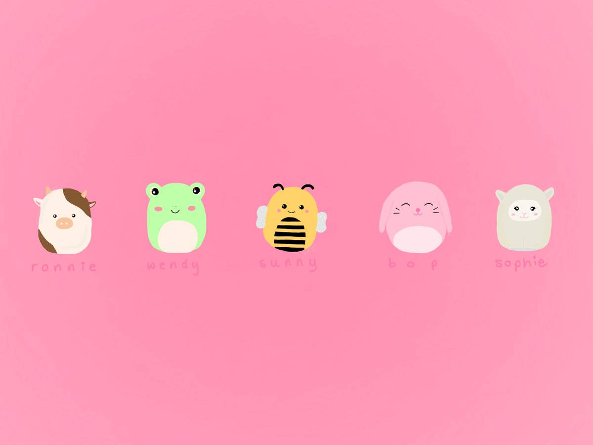 粉紅背景的Squishmallows卡通角色 壁紙 — 五隻可愛的卡通動物，帶有名字，坐在純粉紅色背景上排成一排。