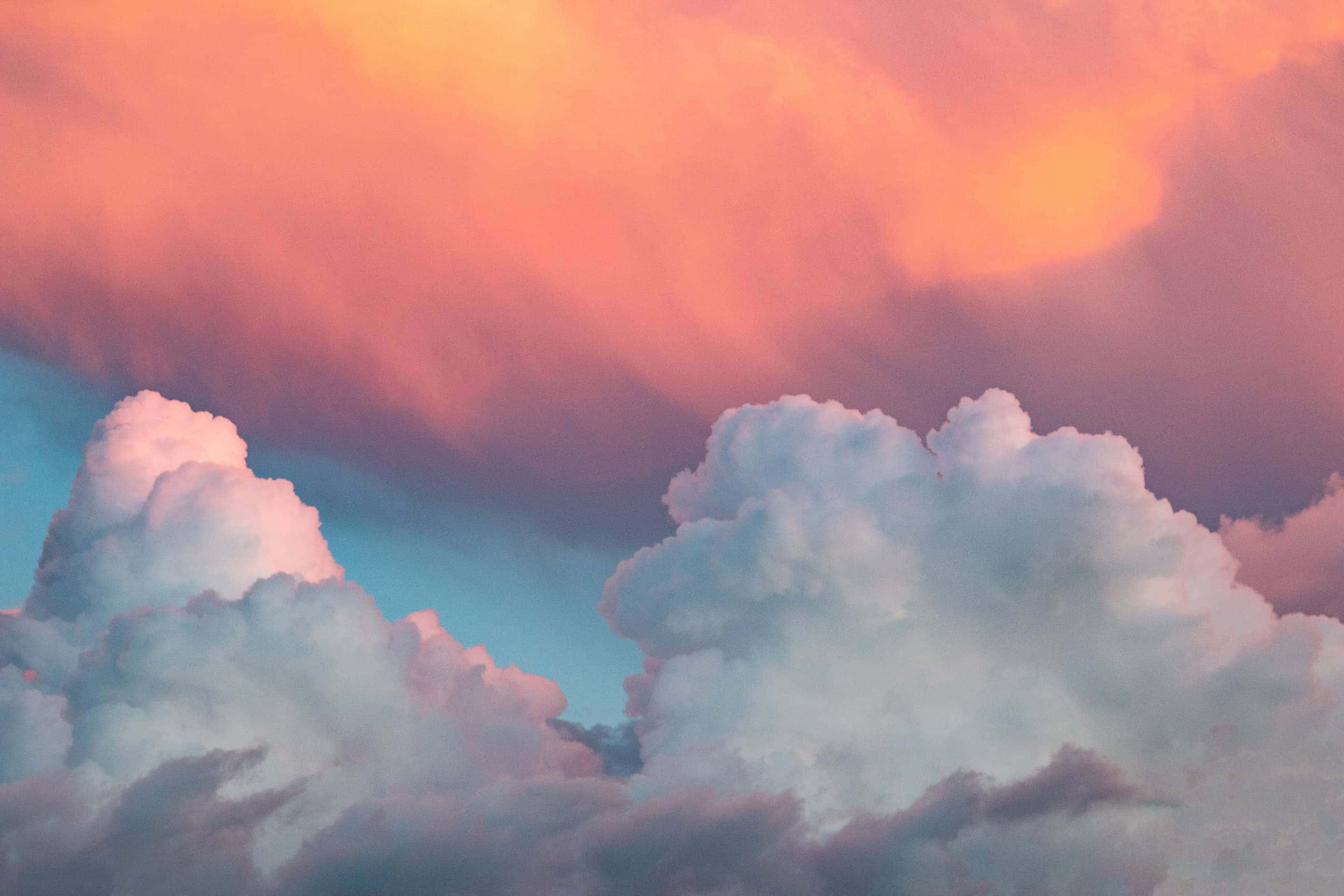 粉紅與橙色的雲彩天空 壁紙
