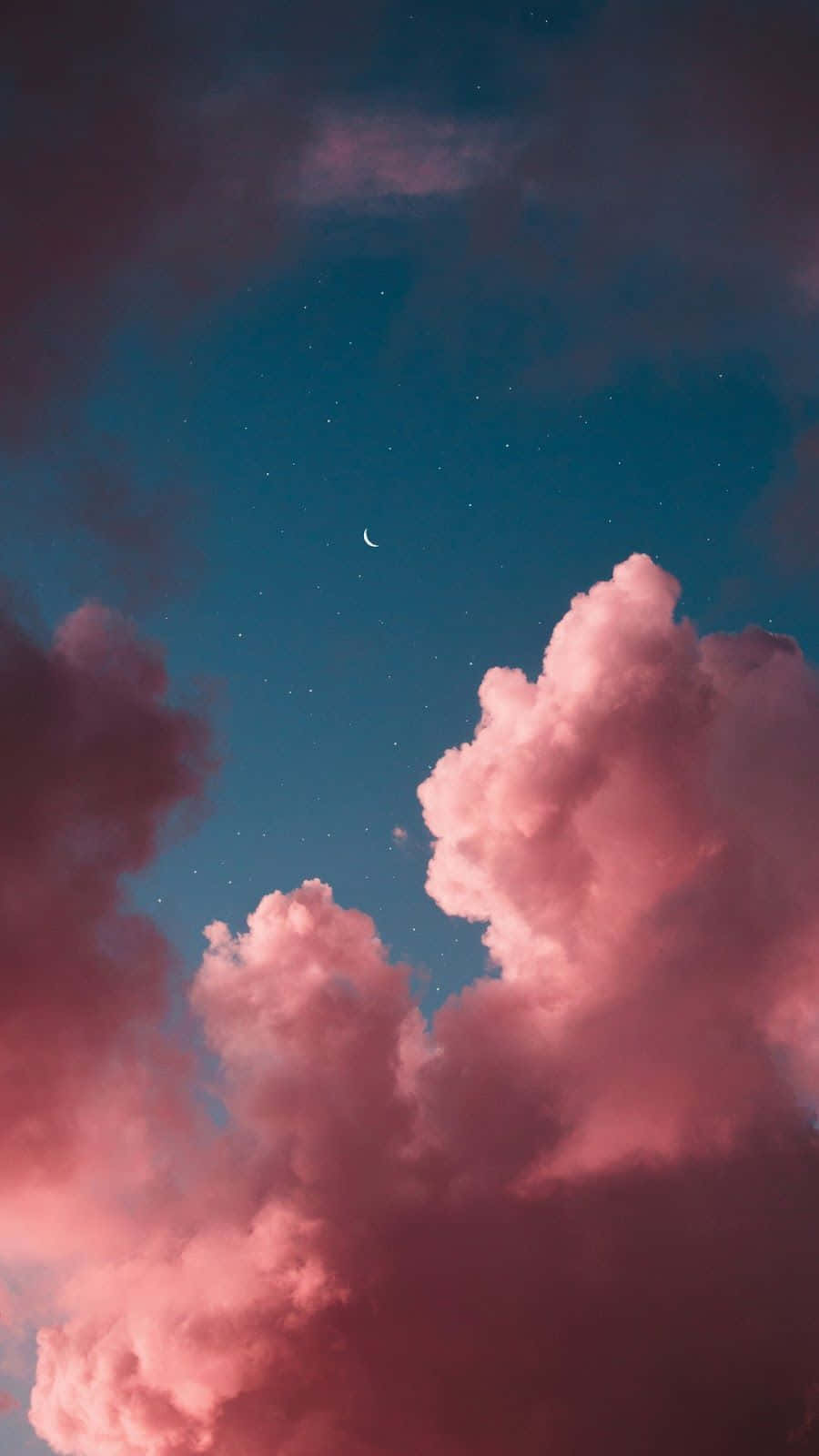 黃昏天空下新月旁邊嘅粉紅色雲同星星。