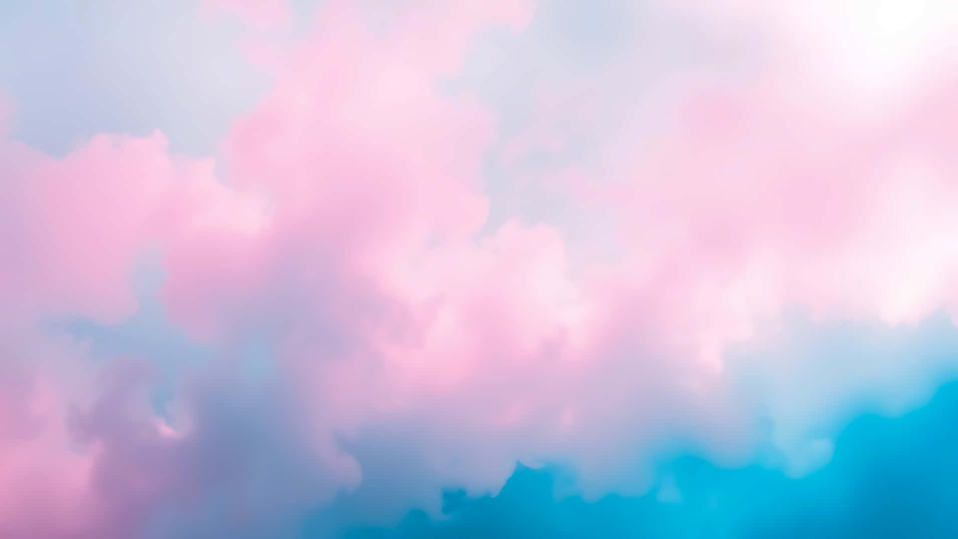 粉紅與藍色雲朵創造夢幻柔色背景 壁紙 — 柔和的粉彩雲朵在夢幻的天空中以柔和的粉紅色和藍色色調旋轉。