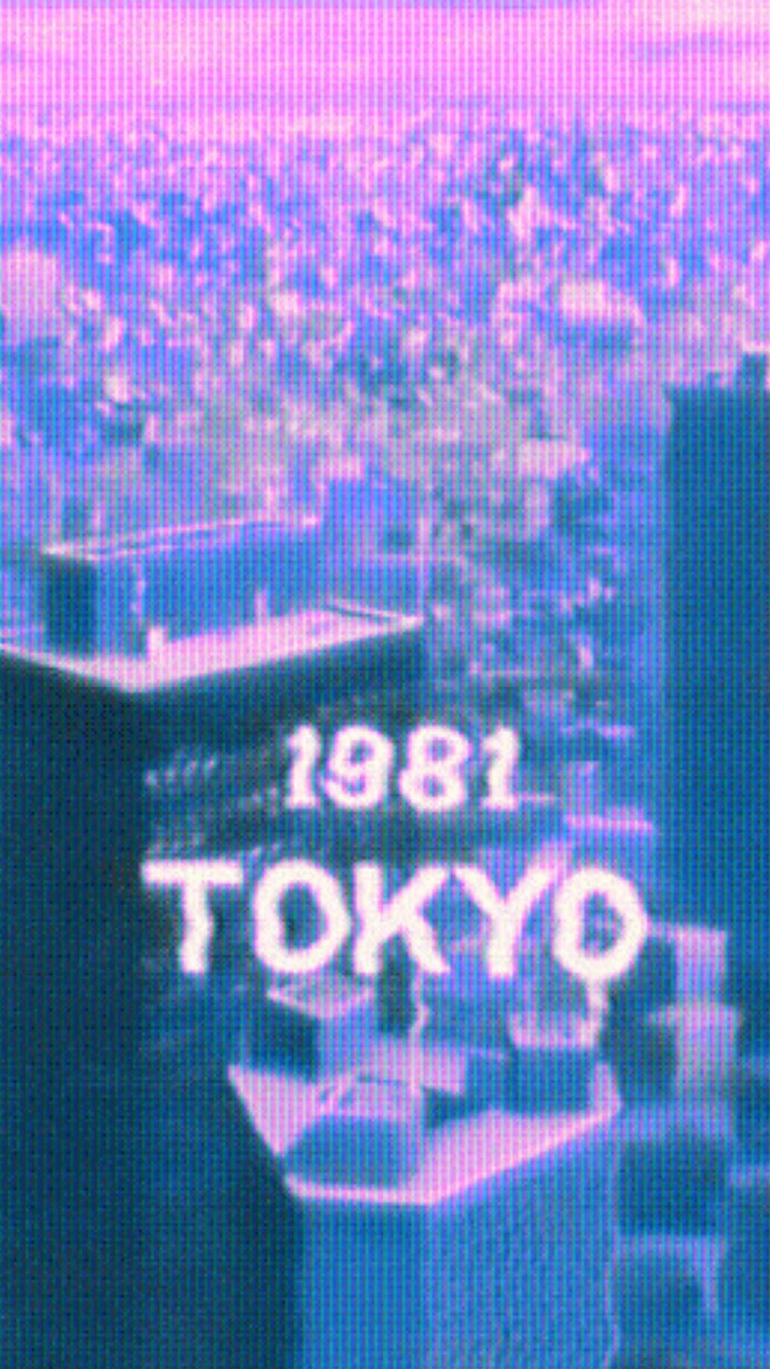 帶有故障效果的復古東京城市景觀鳥瞰圖，並覆蓋'1981 TOKYO'文字。