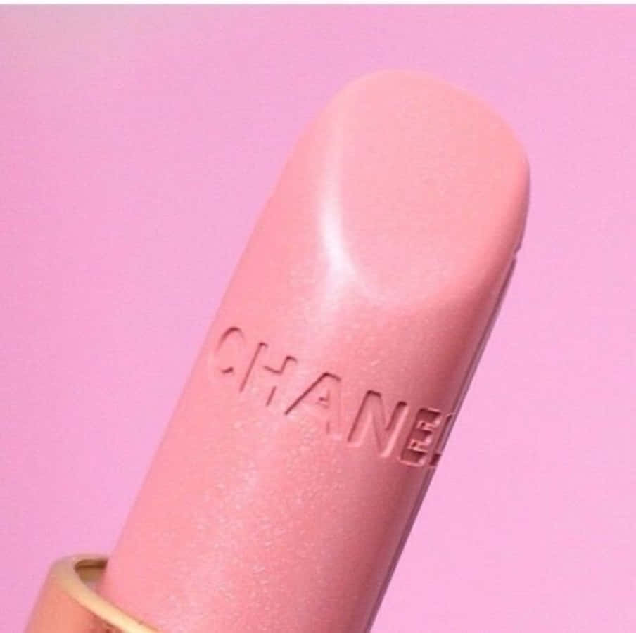 Pink Lipstick 桌布 壁紙 — 粉紅色 Chanel 唇膏近距離特寫，帶有閃爍質感，襯以柔和粉紅色背景。
