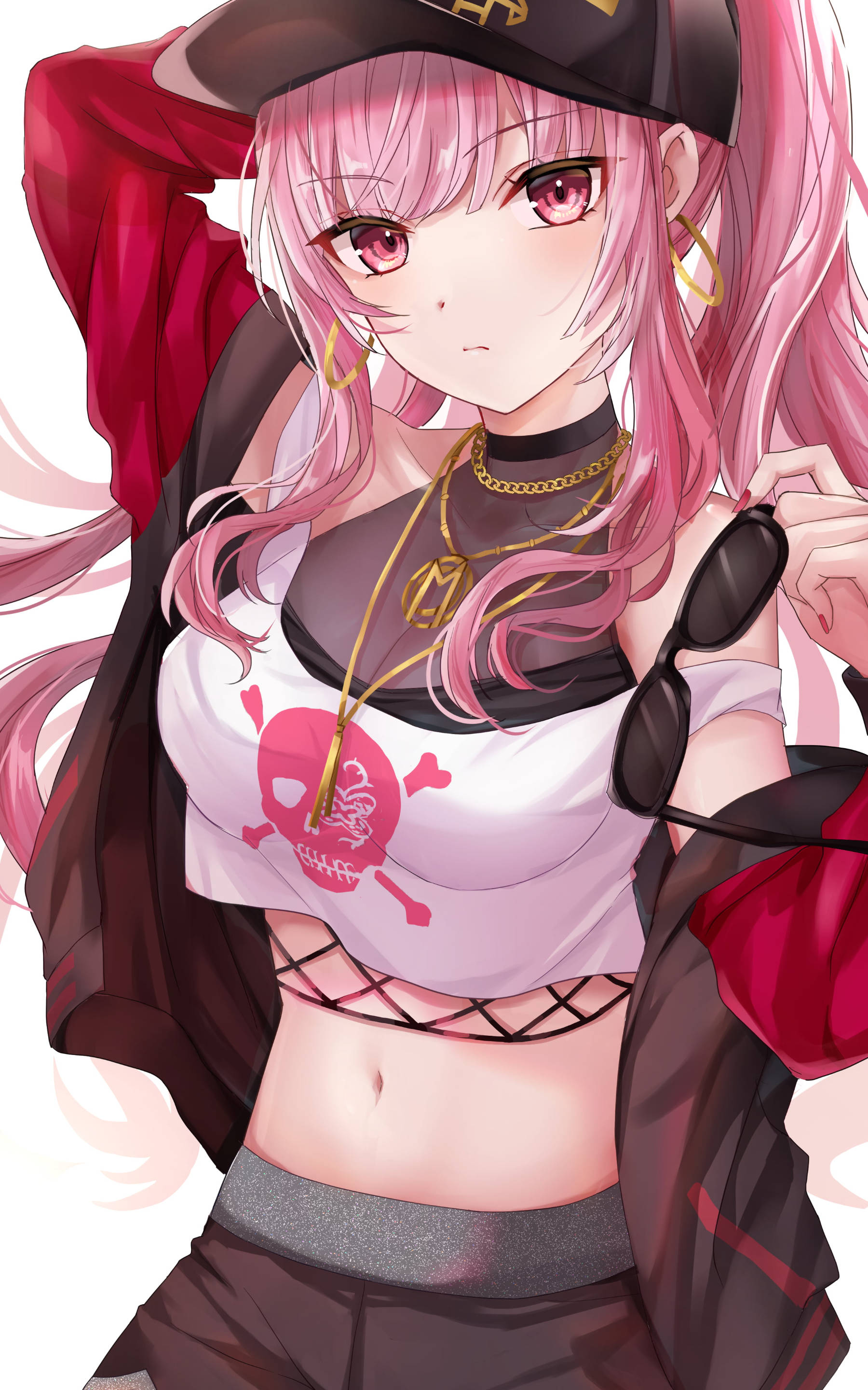 粉紅色 ecchi 小女孩 壁紙 — 一位粉紅色頭髮的動漫女孩，戴著黑色帽子和骷髏T恤，自信地戴著太陽眼鏡和黃金首飾擺姿勢。