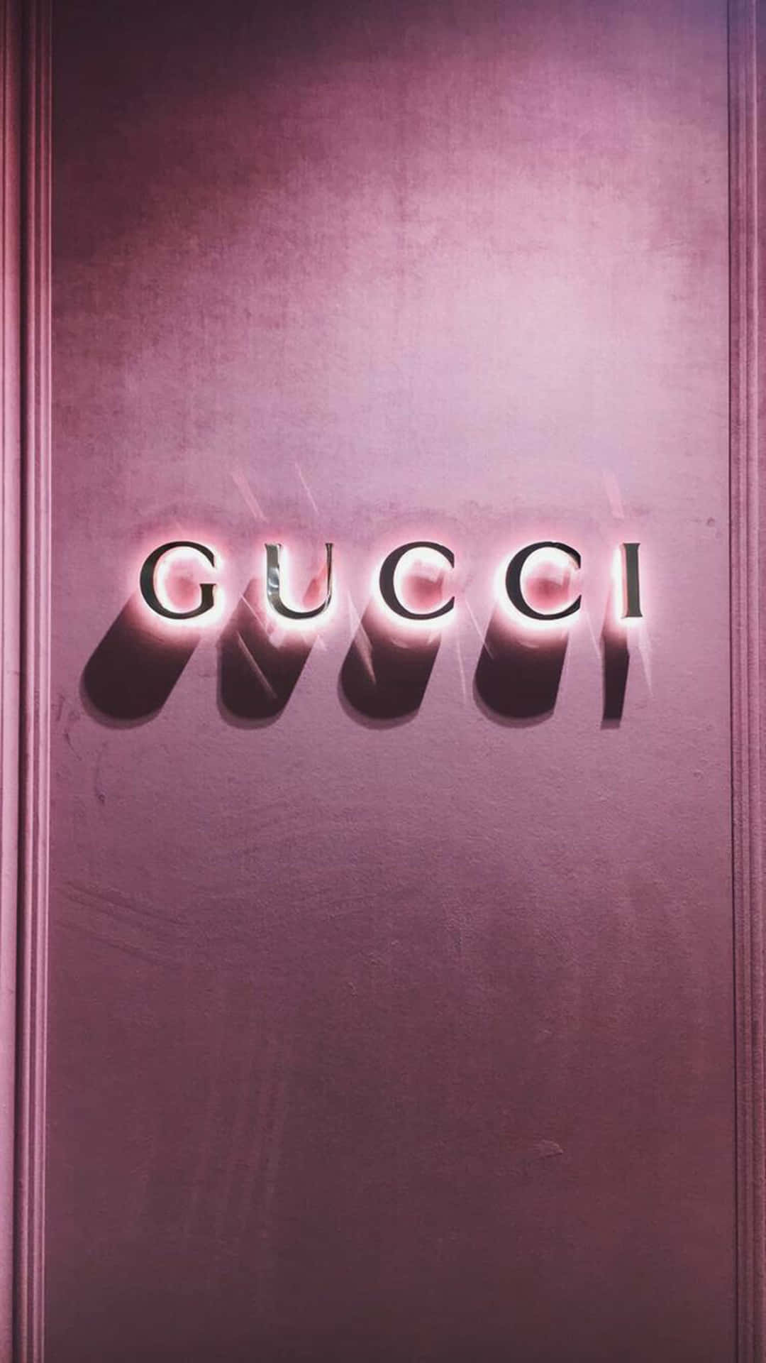 Gucci標誌在帶有垂直飾邊的紋理淡紫色牆壁上以黑色照明。