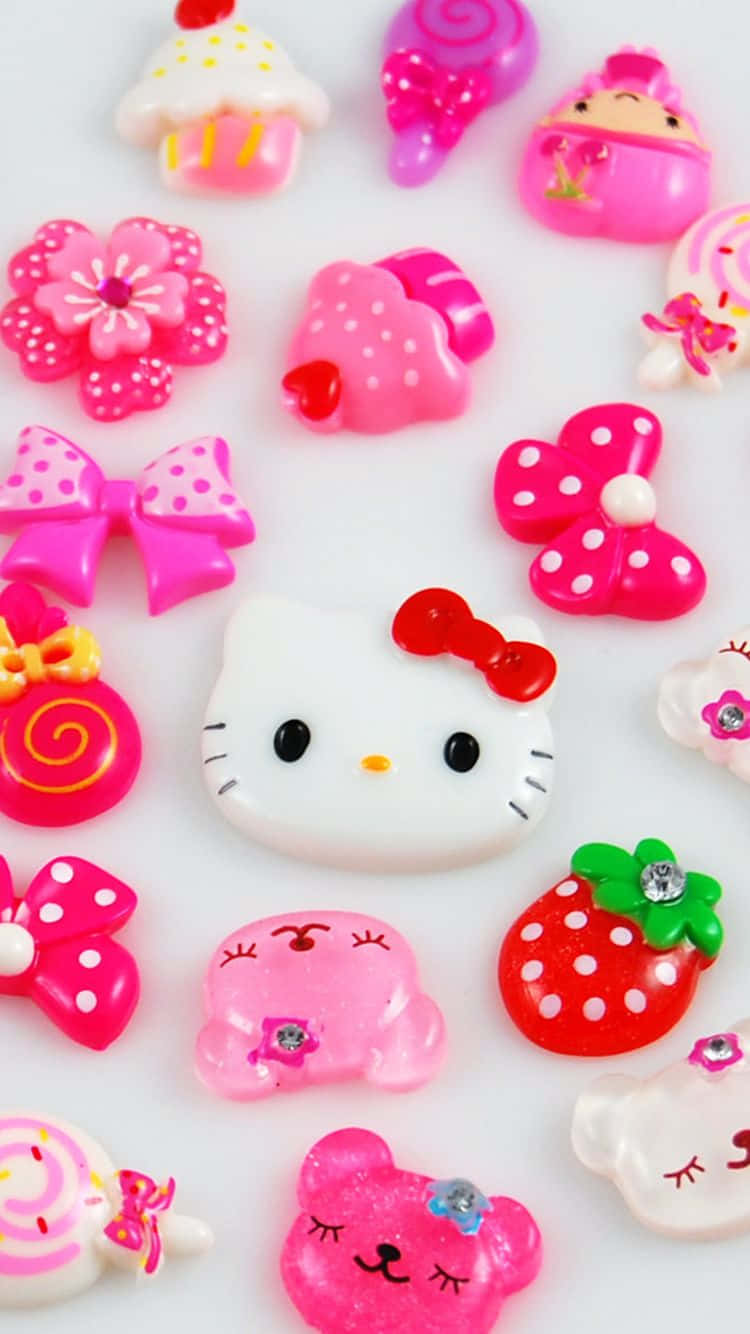 粉紅色Hello Kitty物品的可愛背景 壁紙 — 一個充滿活力的收藏，包括散落在白色表面上的光澤粉紅色Hello Kitty主題飾物和糖果。