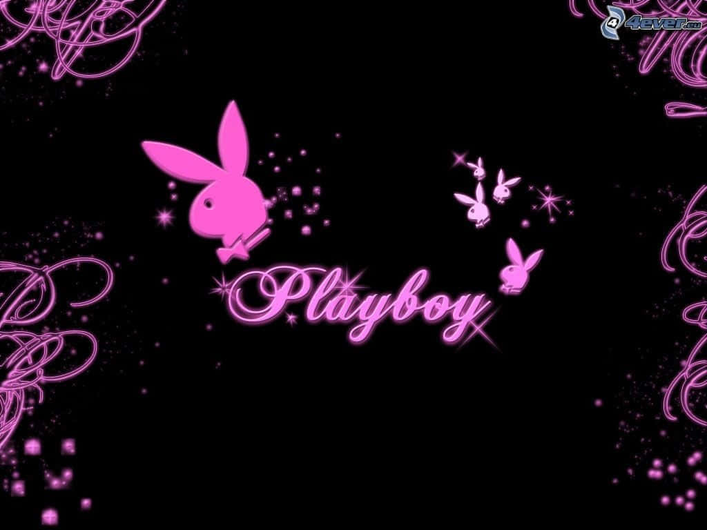 playboy 桌布 壁紙 — 粉紅色Playboy兔仔標誌和草書文字在黑色背景上閃爍，帶有閃爍星星和華麗漩渦。