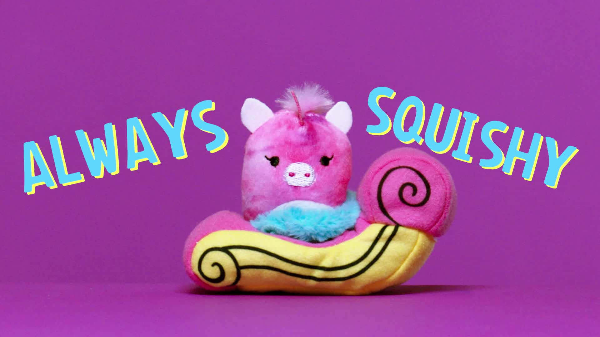粉紅色Squishmallow與紫色背景的風景圖 壁紙 — 一隻粉紅色毛絨豬閉著眼睛坐在黃色蝸牛殼裡，背景是純紫色，並有「ALWAYS SQUISHY」文字。