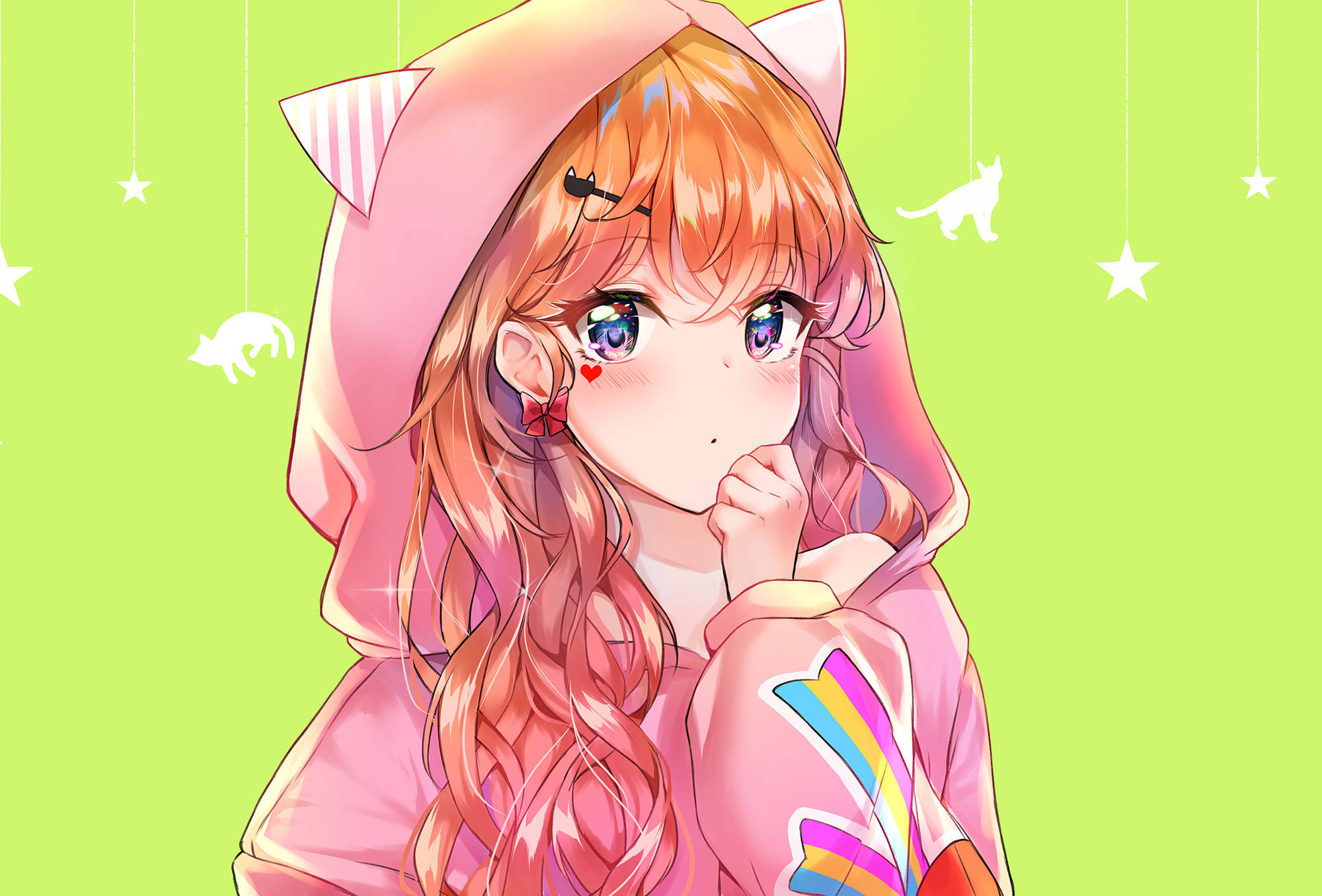 粉紅色動漫少女連帽衫 壁紙 — 一個開心的動漫女孩，橙色頭髮和貓耳，穿著粉紅色連帽衫，背景是明亮的綠色，掛著星星和貓的剪影。