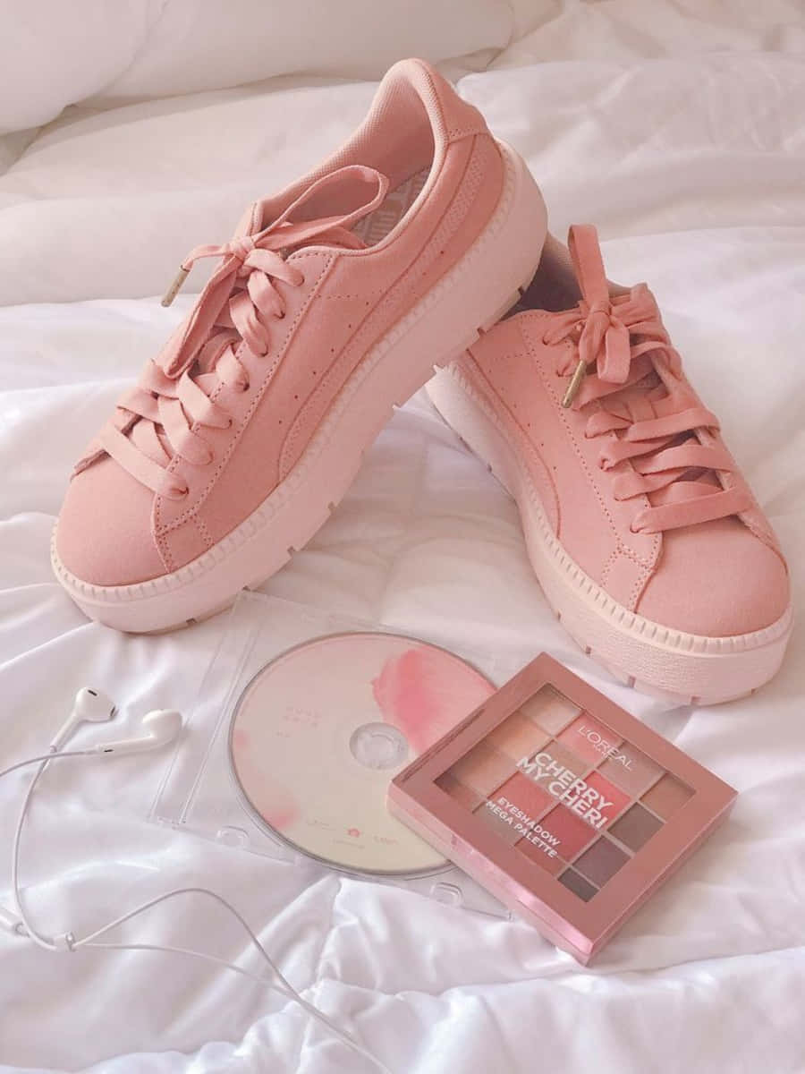 Pink Shoes 桌布 壁紙 — 粉紅色厚底運動鞋放在白色床上，旁邊有相配的眼影盤和CD。