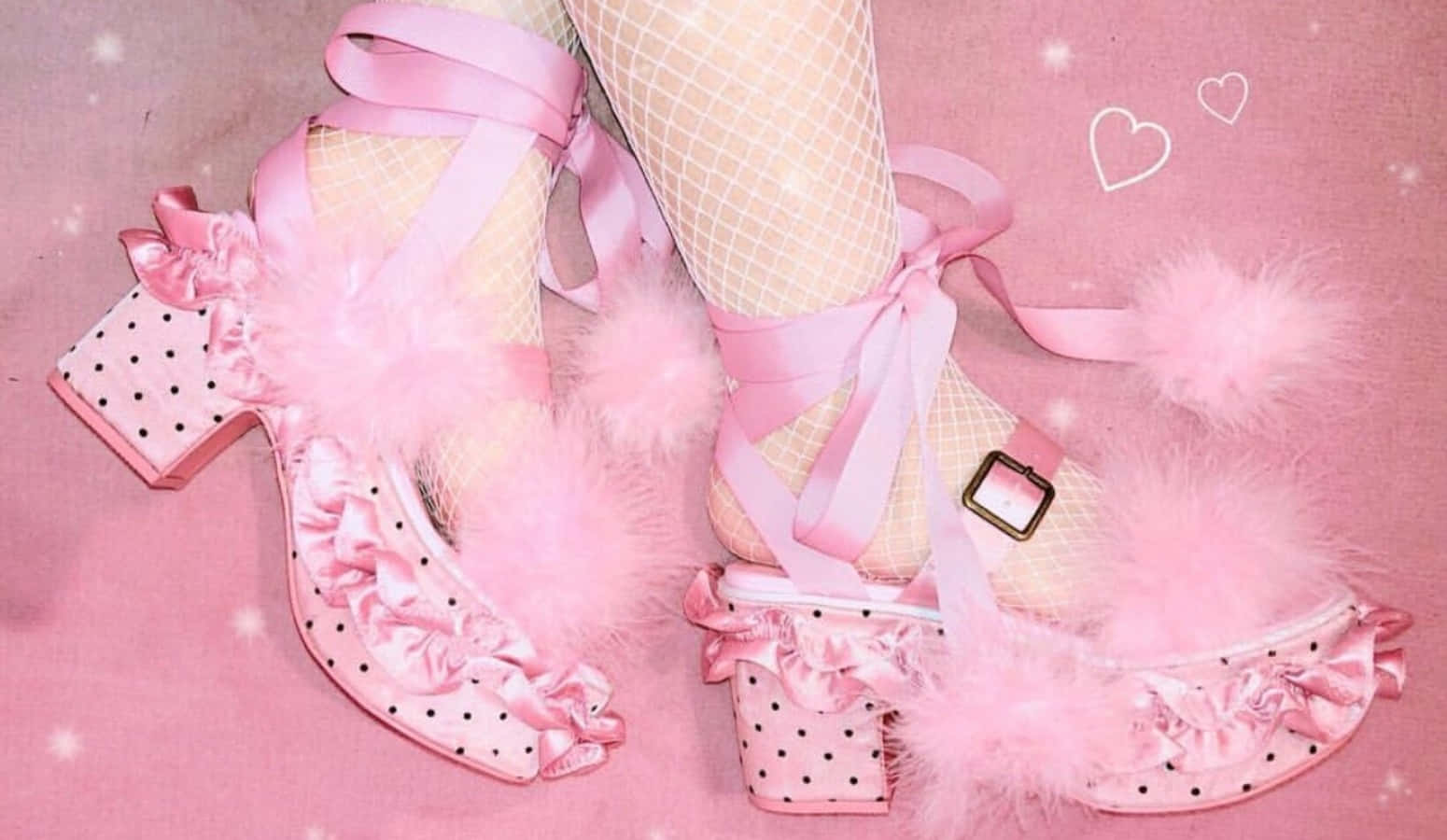 Pink Shoes 桌布 壁紙 — 粉紅色圓點高跟鞋，飾有絨球和絲帶，搭配魚網絲襪，在閃爍的粉紅色背景上展現雙足。