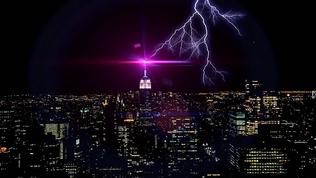 粉紅色帝國大廈閃電 壁紙 — 戲劇性的夜景，閃電擊中帝國大廈上方，並帶有發光的紫色鏡頭光暈。