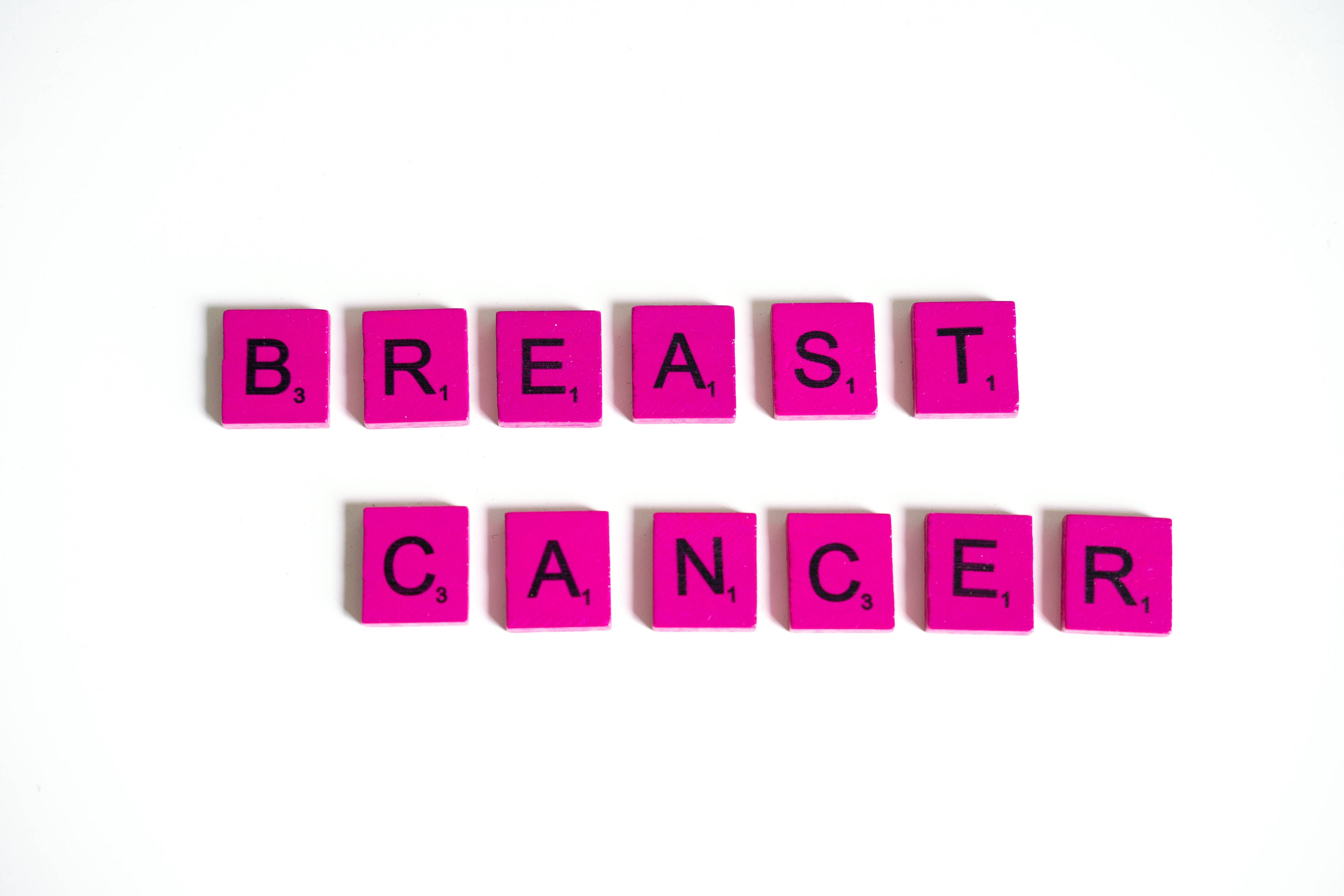 Breast Cancer Awareness 桌布 壁紙 — 粉紅色拼字磚在純白背景上用粗體黑色字母拼出乳癌。