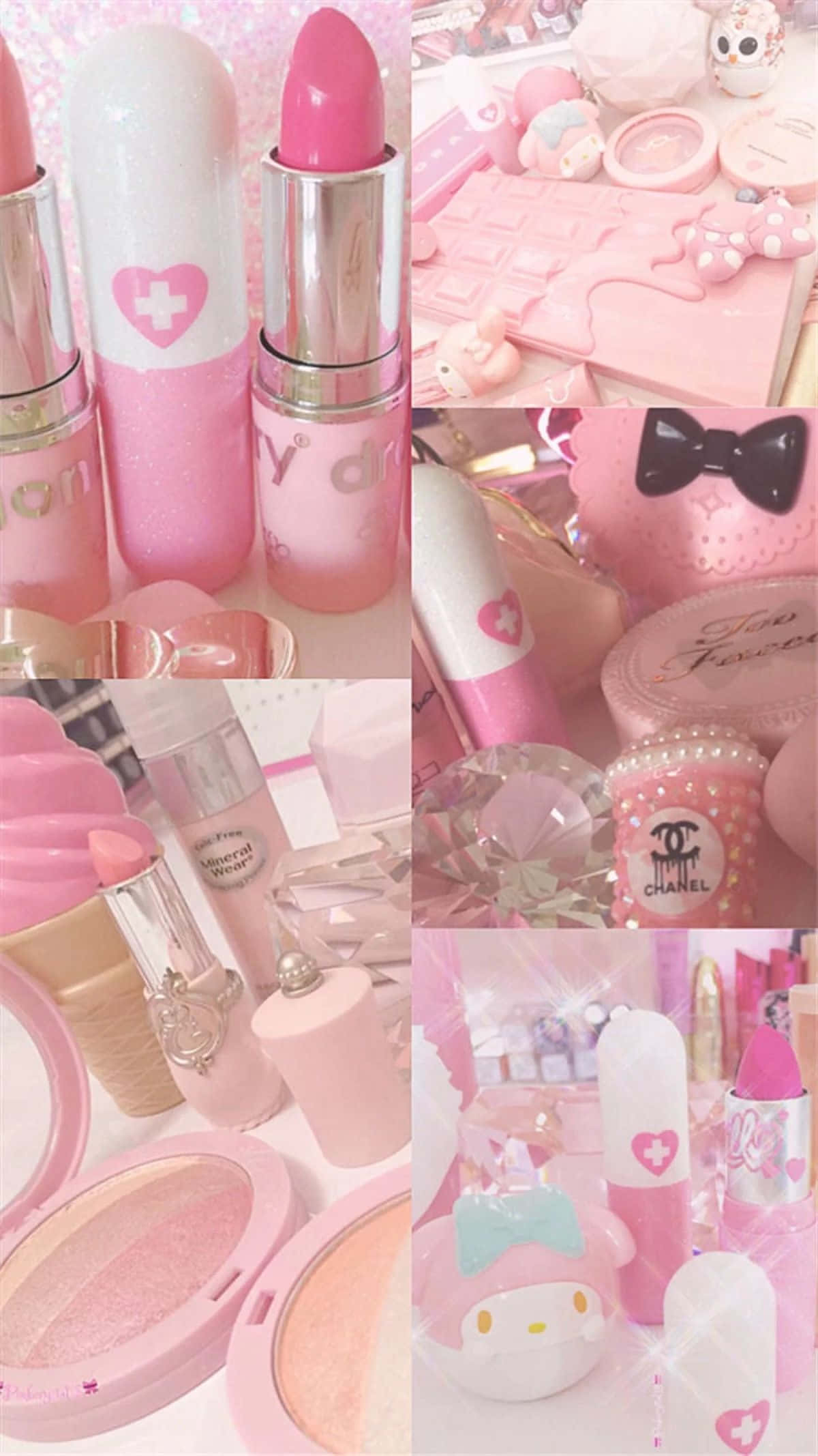 Pink Makeup 桌布 壁紙 — 粉紅色柔和拼貼畫，以夢幻閃亮風格排列可愛化妝品和毛絨玩具。