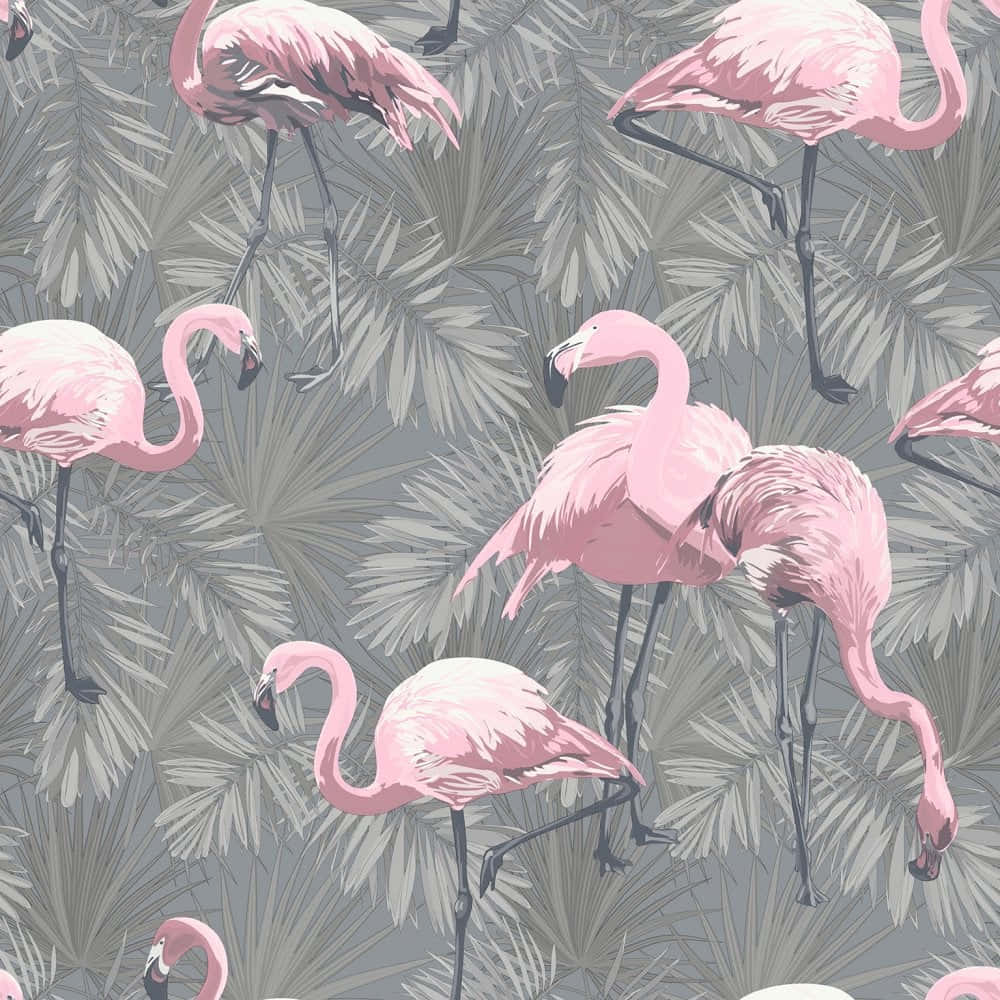 Gray And Pink 桌布 壁紙 — 粉紅色火烈鳥優雅地站立在柔和的灰綠色棕櫚葉之間，形成重複的熱帶壁紙圖案。