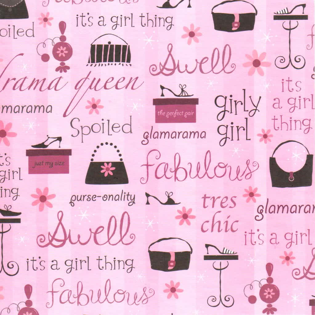 Pink Girly 桌布 壁紙 — 粉紅色牆紙圖案，帶有黑色手袋、高跟鞋以及「it's a girl thing」和「fabulous」等短語，周圍環繞著花朵。