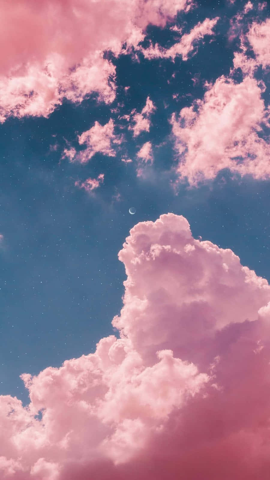 Pink Sky 桌布 壁紙 — 粉紅色的雲朵在點綴著星星和彎月的深藍色天空中飄移。