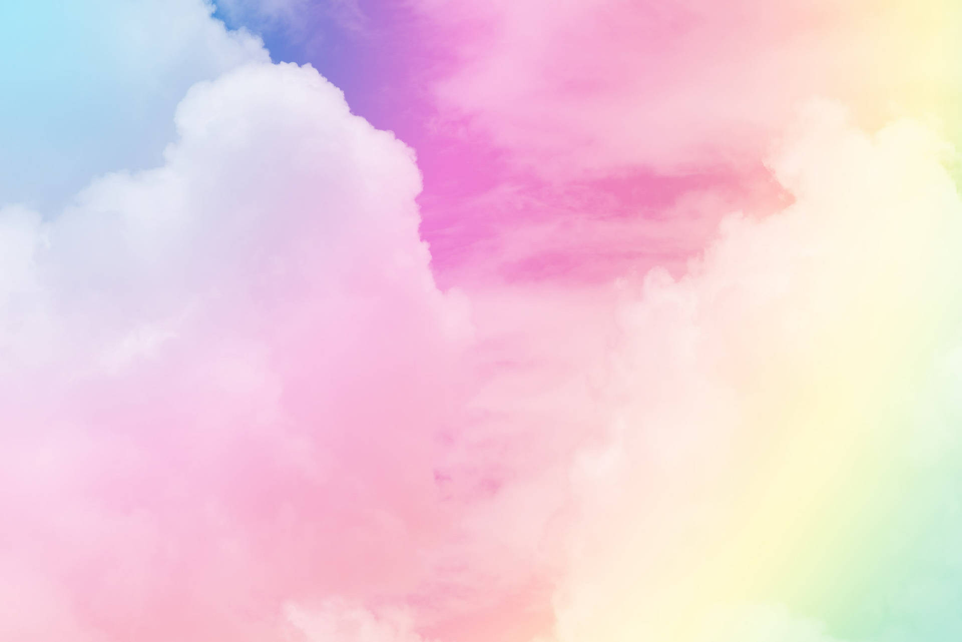 柔和漸變天空上嘅粉彩色雲朵