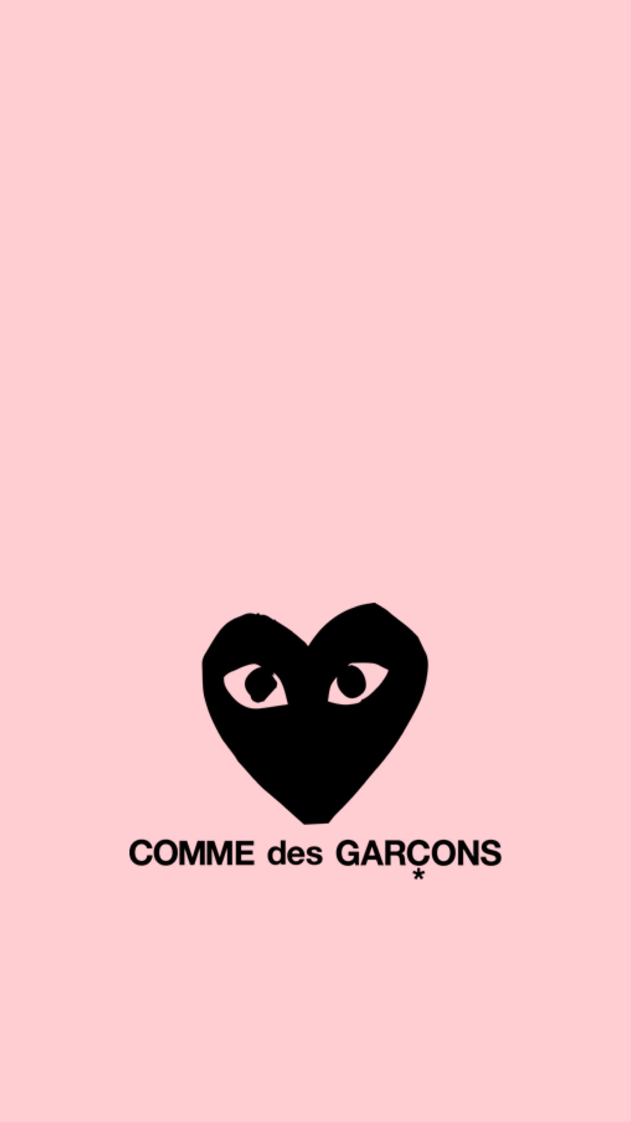 粉紅色背景上寫有「come de garons」字樣 壁紙