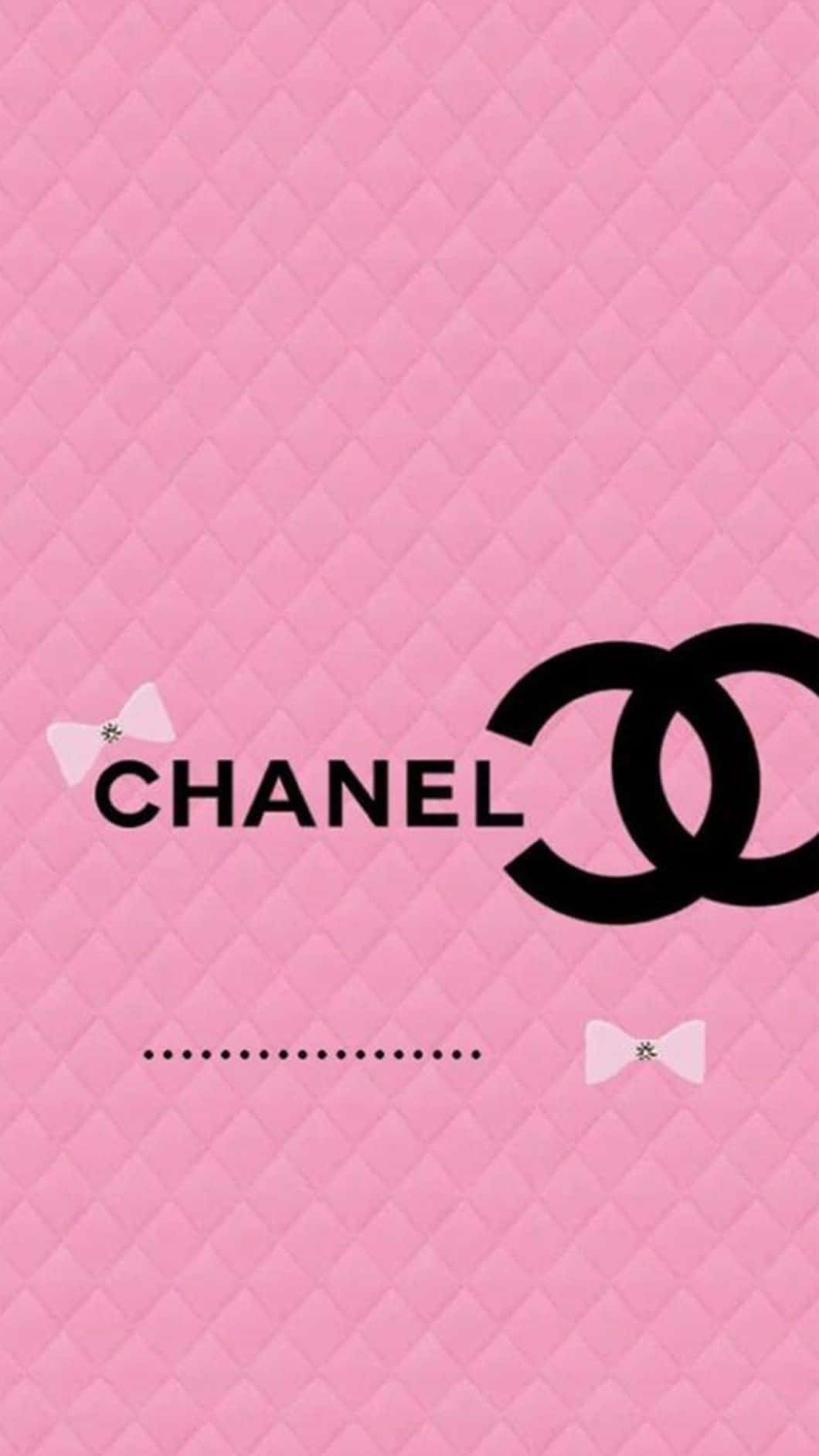 可愛少女風gif 桌布 壁紙 — 粉紅色菱格紋背景，帶有黑色 Chanel 標誌和白色蝴蝶結，適合奢華時尚壁紙。