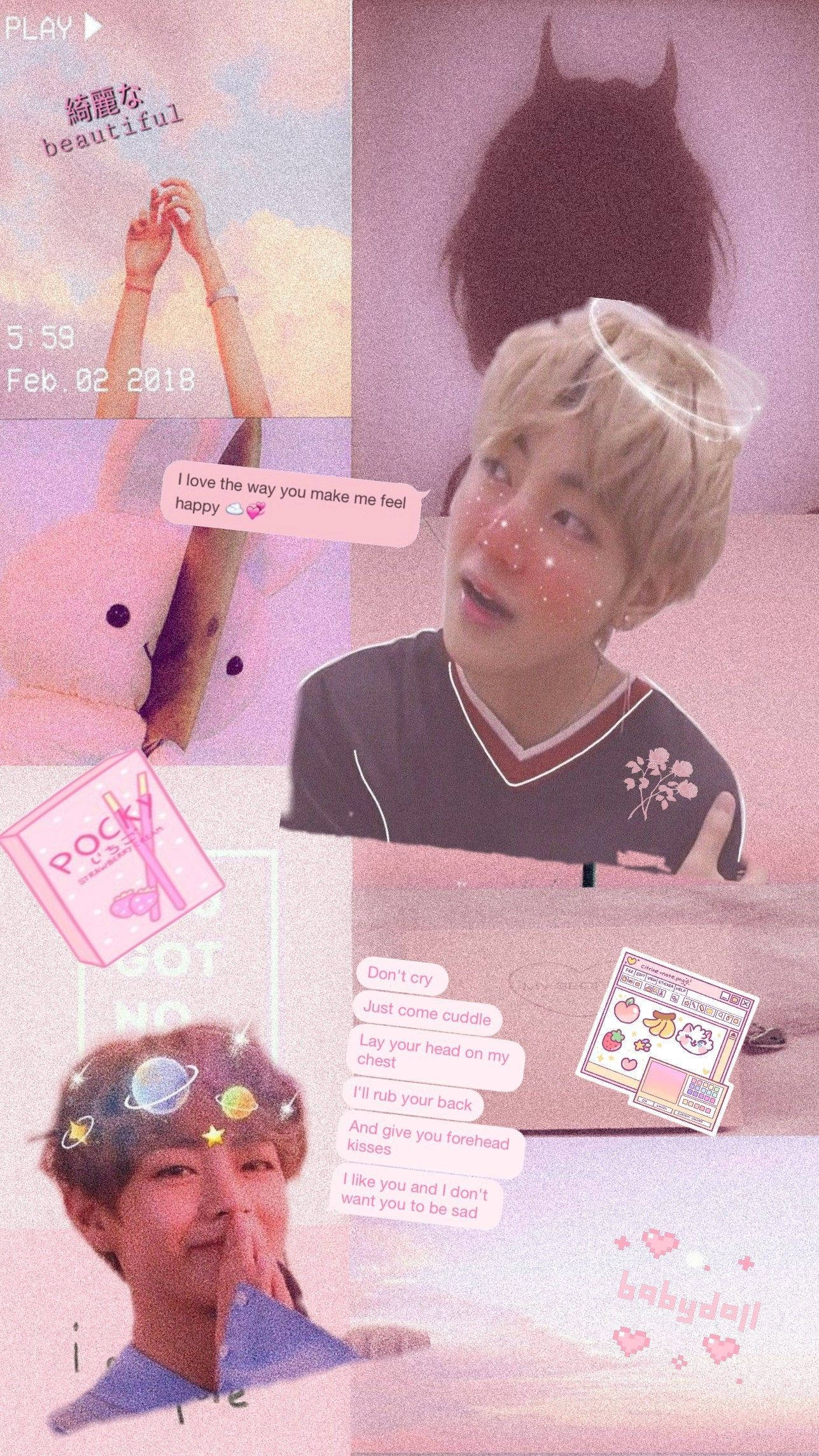 Kpop Aesthetic 桌布 壁紙 — 粉紅色調的拼貼畫，描繪一位帶有天使光環和貓耳朵的年輕男子，周圍環繞著對話氣泡、毛絨玩具和天體貼紙。