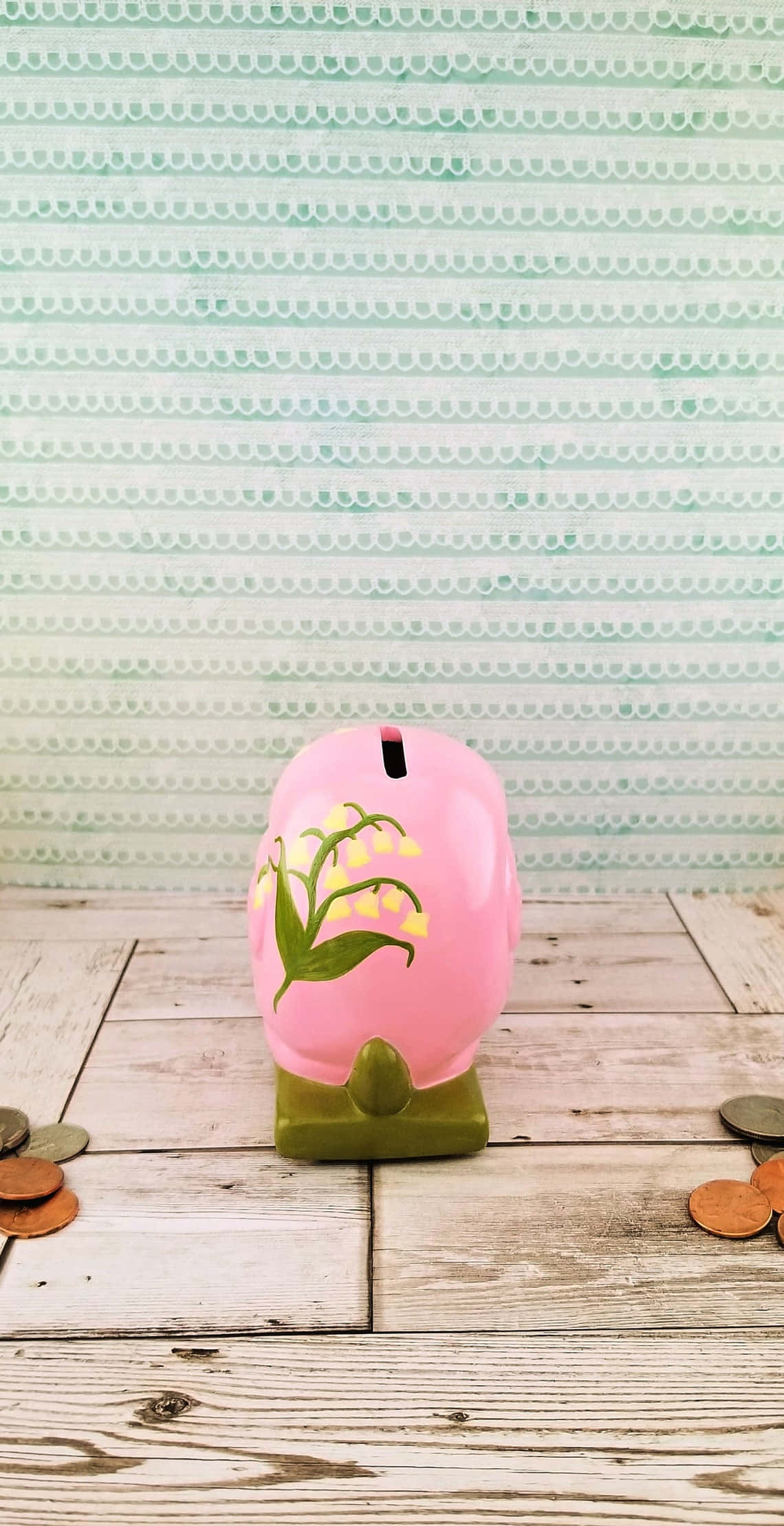 Pink Snail 桌布 壁紙 — 粉紅色豬仔錢罌配黃色鈴蘭花，放在木地板上，背景是薄荷綠色扇形牆。