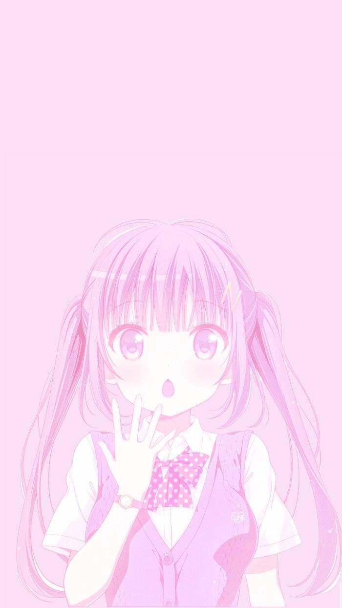 粉紅調校服可愛動漫女學生 壁紙 — 一個驚訝的動漫女孩，粉紅色頭髮和蝴蝶結，在柔和的粉紅色背景上揮手。