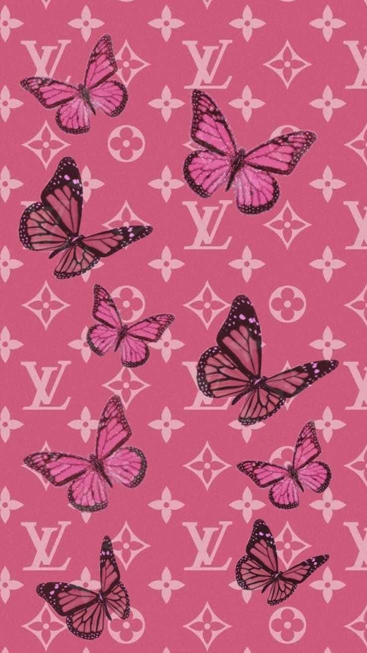 帶黑色輪廓的粉紅色蝴蝶在 Louis Vuitton 字母組合圖案背景上。 — 唯美蝴蝶動圖 壁紙