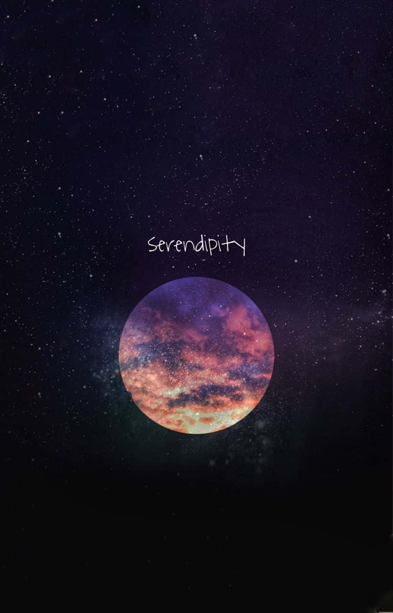 一個發光的宇宙球體，帶有紫色和橙色星雲，在繁星點點的夜空中，並有 serendipity 這個詞。