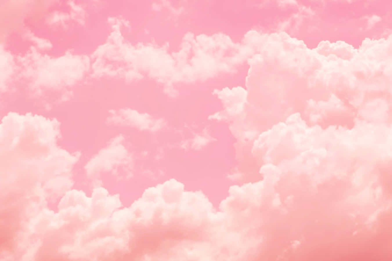 粉紅雲朵全景畫 壁紙 — 柔軟的粉紅雲朵在夢幻的粉彩天空中飄移，營造出寧靜柔和的氛圍。