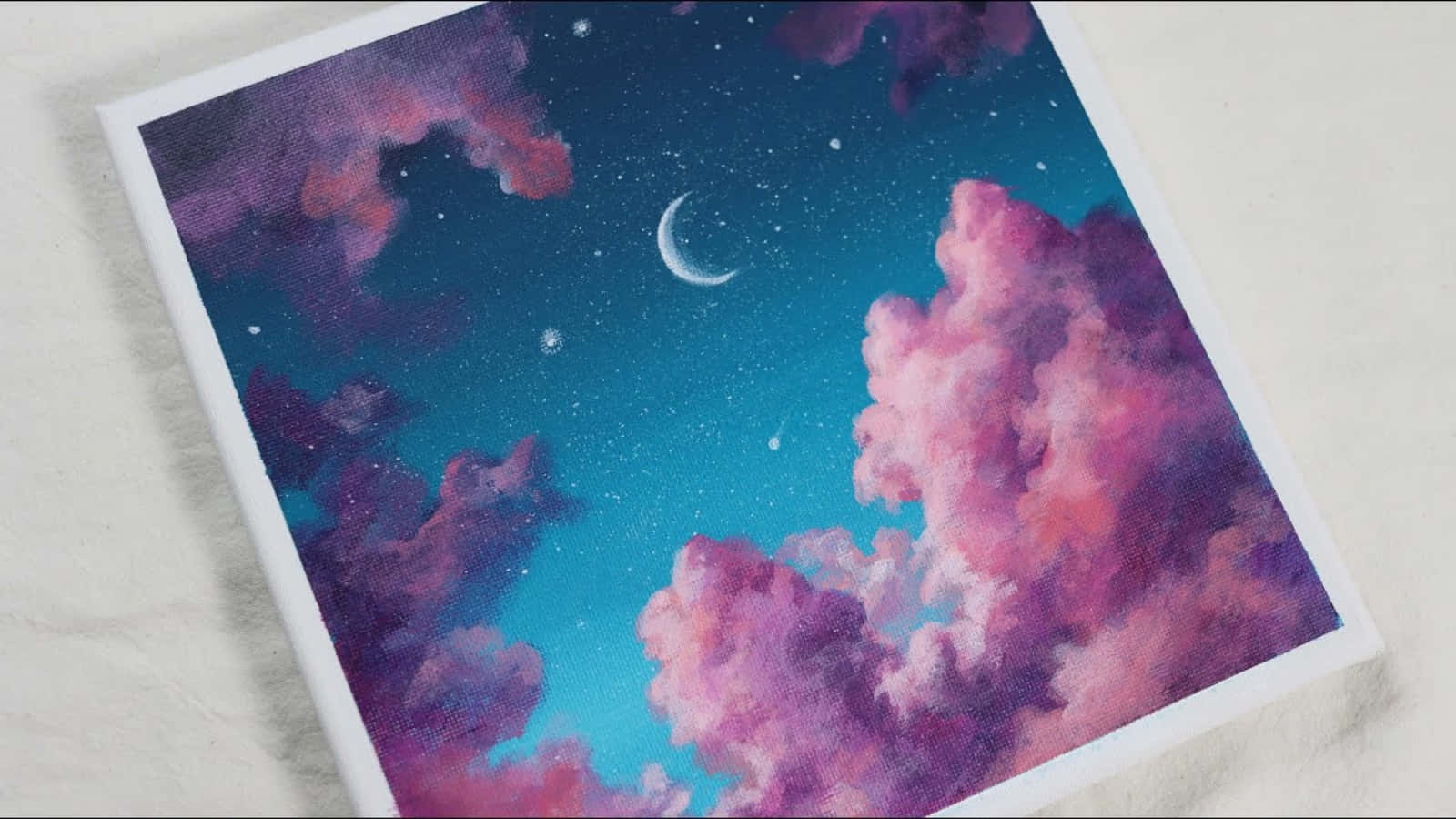 粉紅雲朵與彎月 壁紙 — 一幅夢幻的畫作，描繪新月和星星在青綠色的天空中透過鮮豔的粉紅色和紫色雲朵窺視。