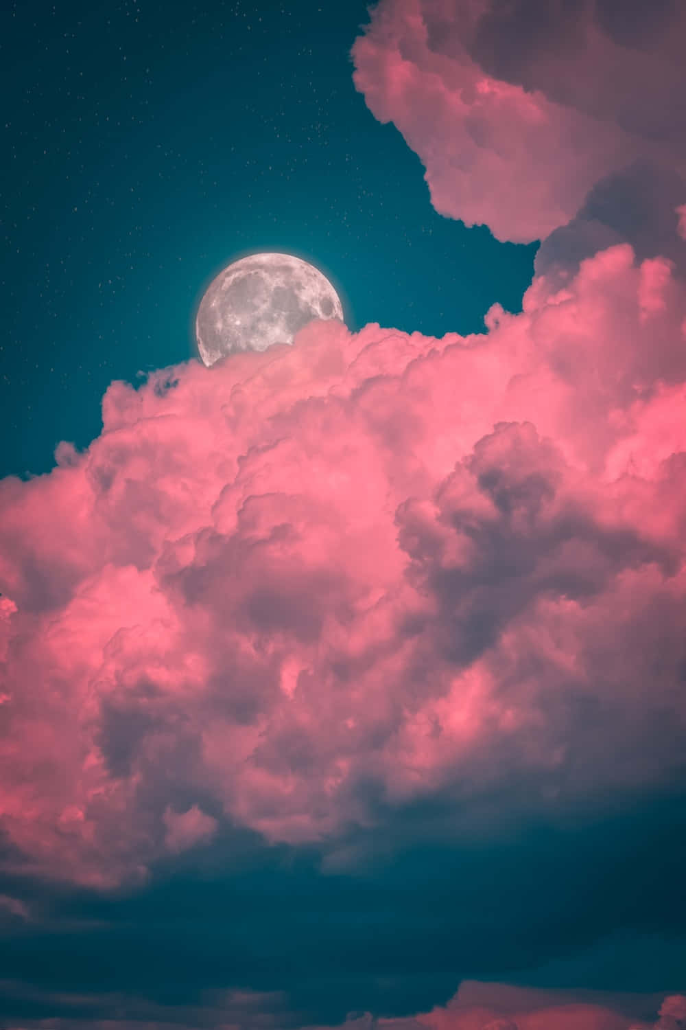 粉紅雲朵與滿月 壁紙 — 一輪明亮的滿月從鮮豔的粉紅色雲層中探出頭來，映襯著深藍綠色的星空夜空。