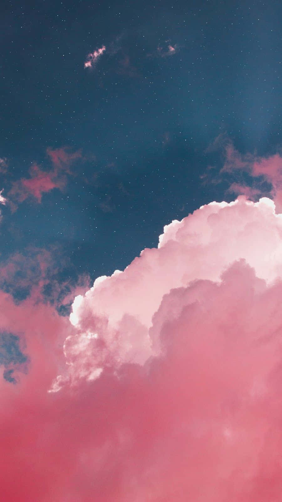 粉紅雲朵黃昏圖 壁紙 — 充滿活力的粉紅雲朵在繁星點點的藍綠色夜空中飄移，營造出夢幻般的天體場景。