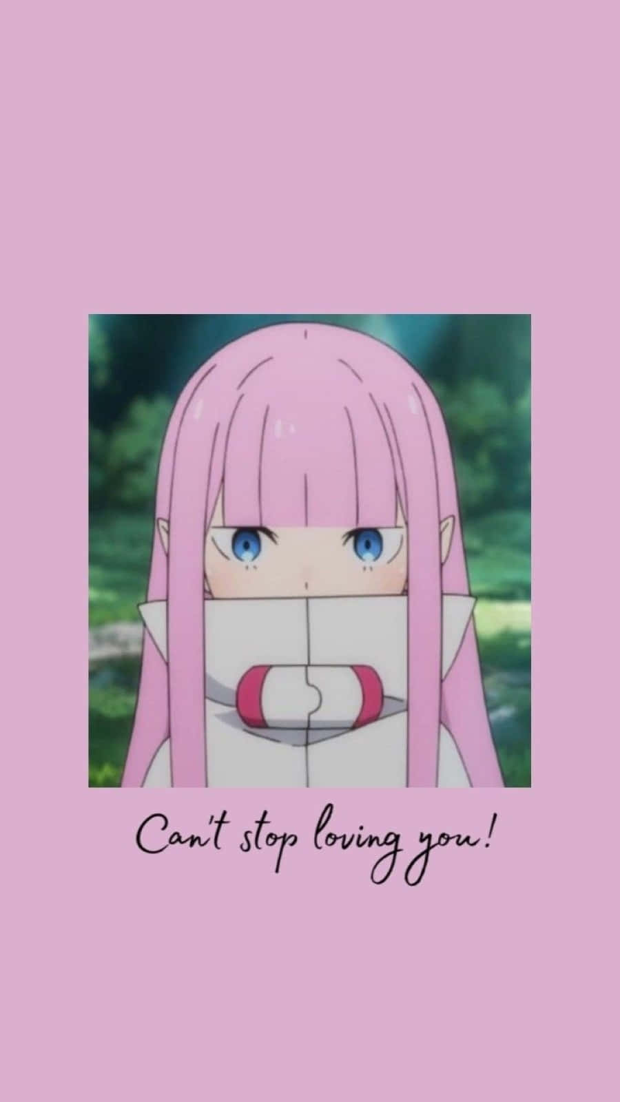 Ryuzu Meyer 桌布 壁紙 — 粉紅頭髮藍眼睛的動漫女孩從白色面具後探出頭來，背景是柔和的粉紅色。