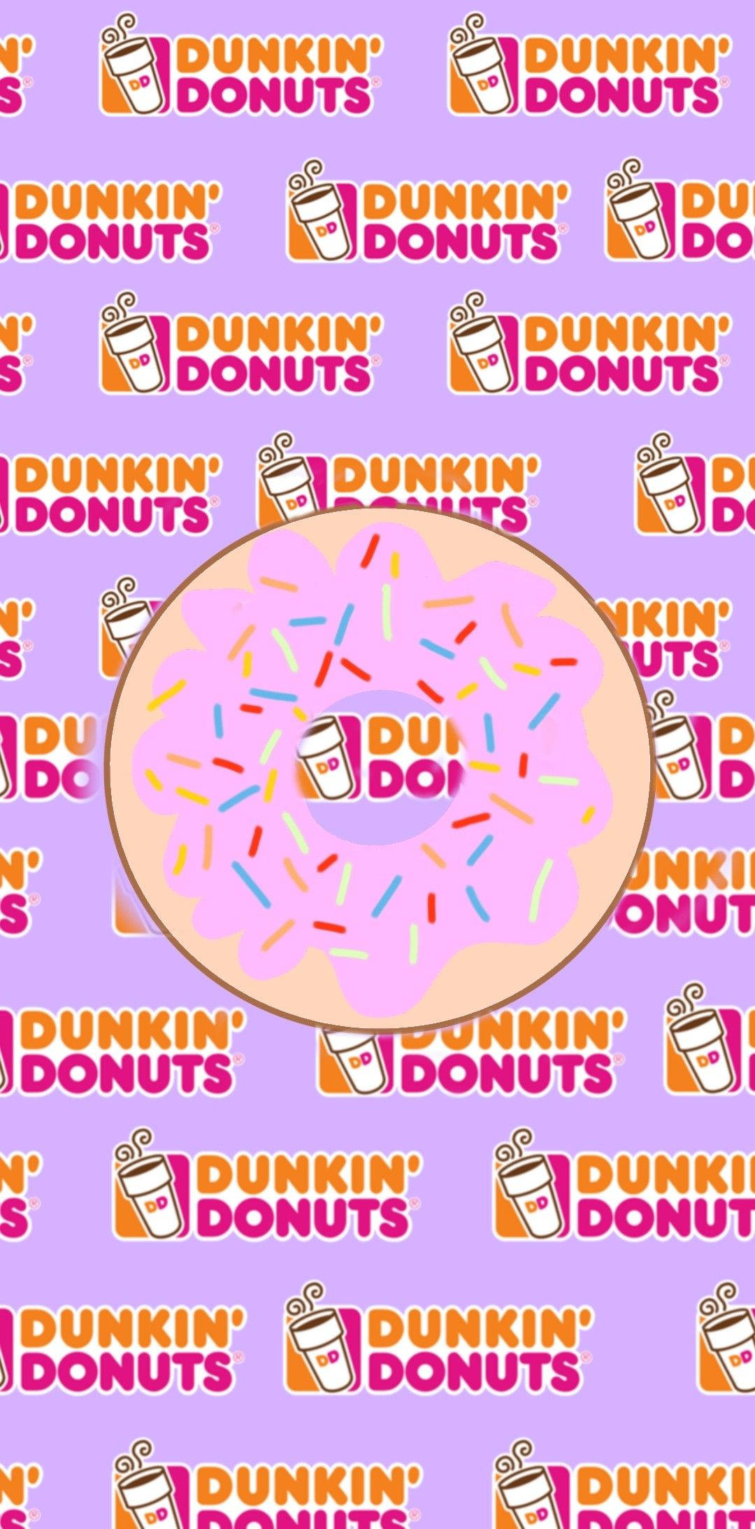 粉紅風 Dunkin' Donuts 壁紙 — 一個粉紅色糖霜甜甜圈，上面有咖啡杯標誌，居中放置在重複的紫色Dunkin' Donuts圖案背景上。