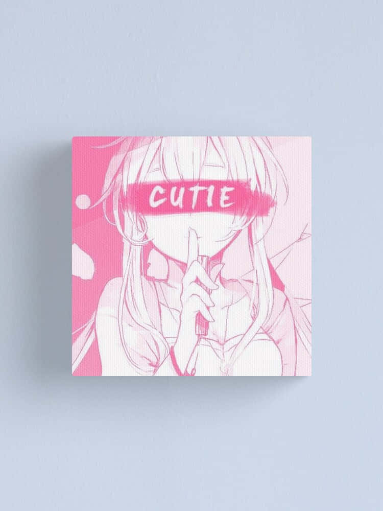 動漫女孩手指放在嘴唇上，眼睛上掛著「CUTIE」橫幅，以粉紅色調呈現。