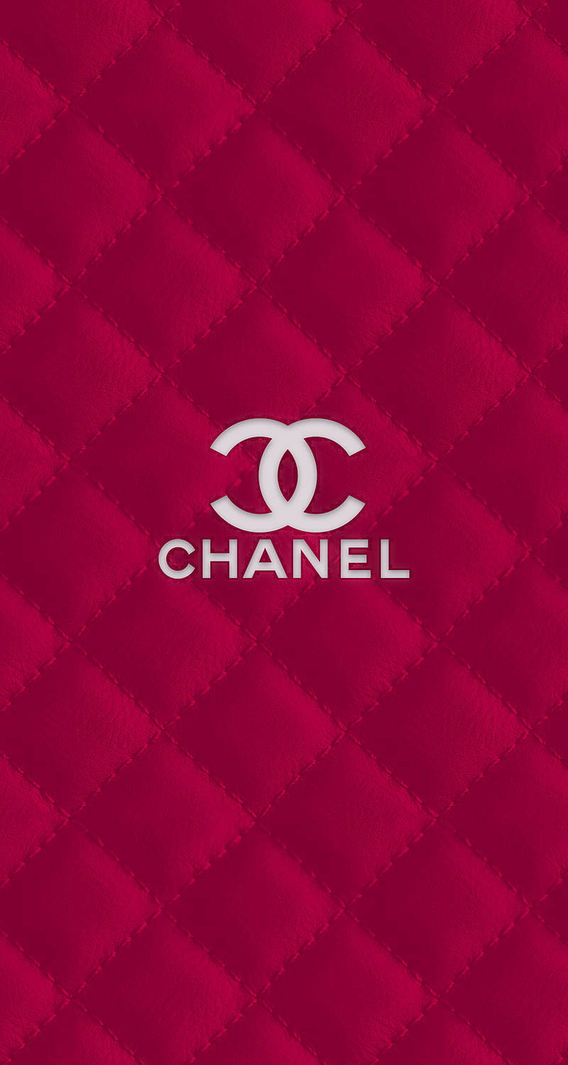 紅色菱格紋背景上的Chanel標誌