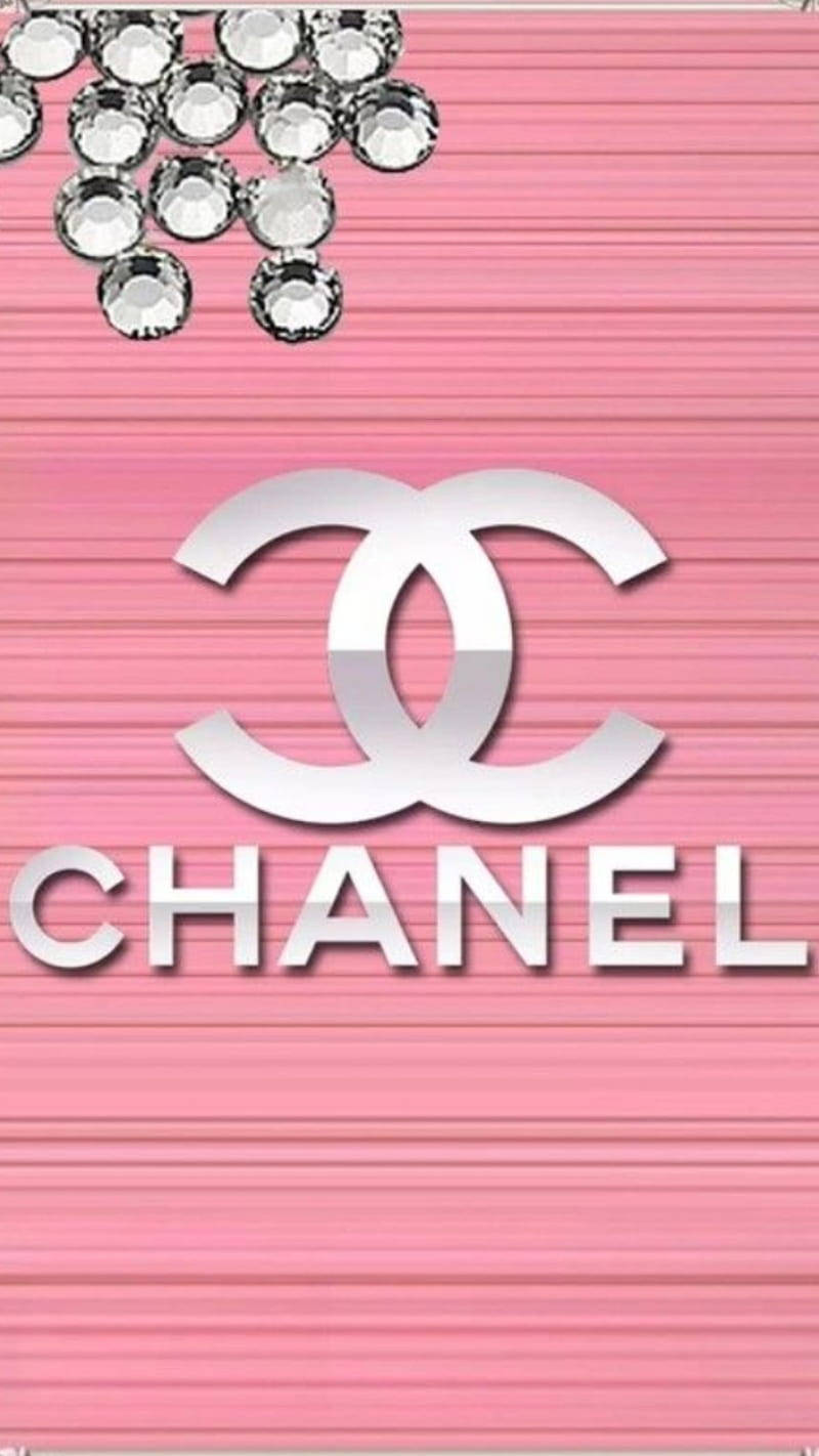 粉紅色紋理背景，帶有銀色 Chanel 標誌和水鑽。