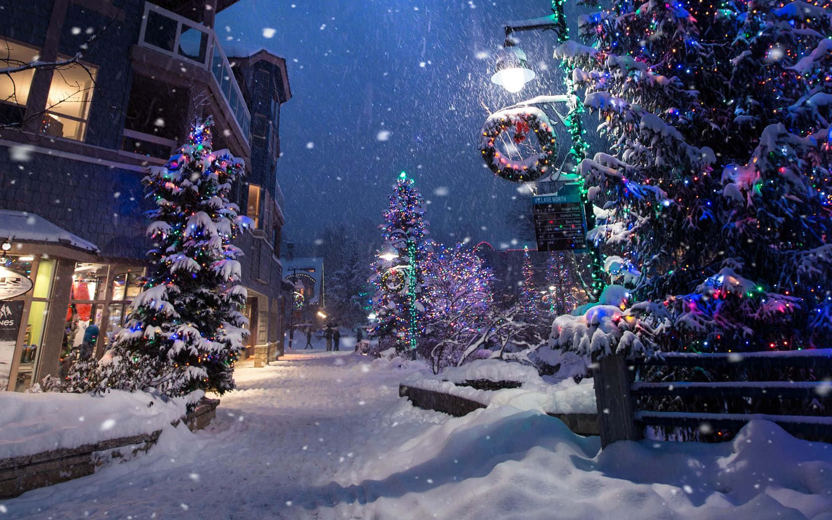白雪覆蓋的街道，裝飾的樹木和發光的燈光，在雪夜天空下。