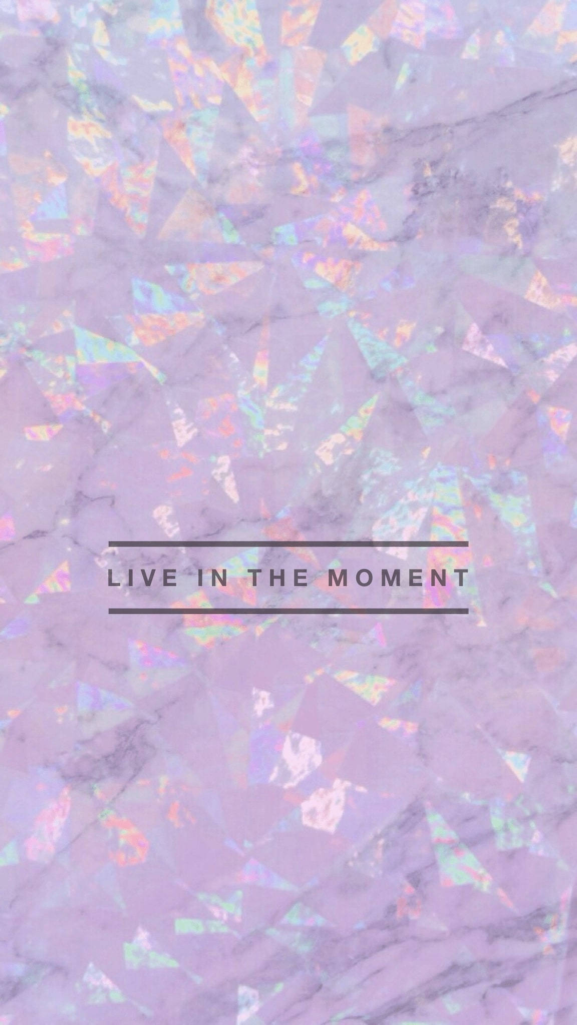 Inspirational Quotes 桌布 壁紙 — 粉紫色大理石背景，帶有彩虹色幾何碎片，中央有「live in the moment」字句。