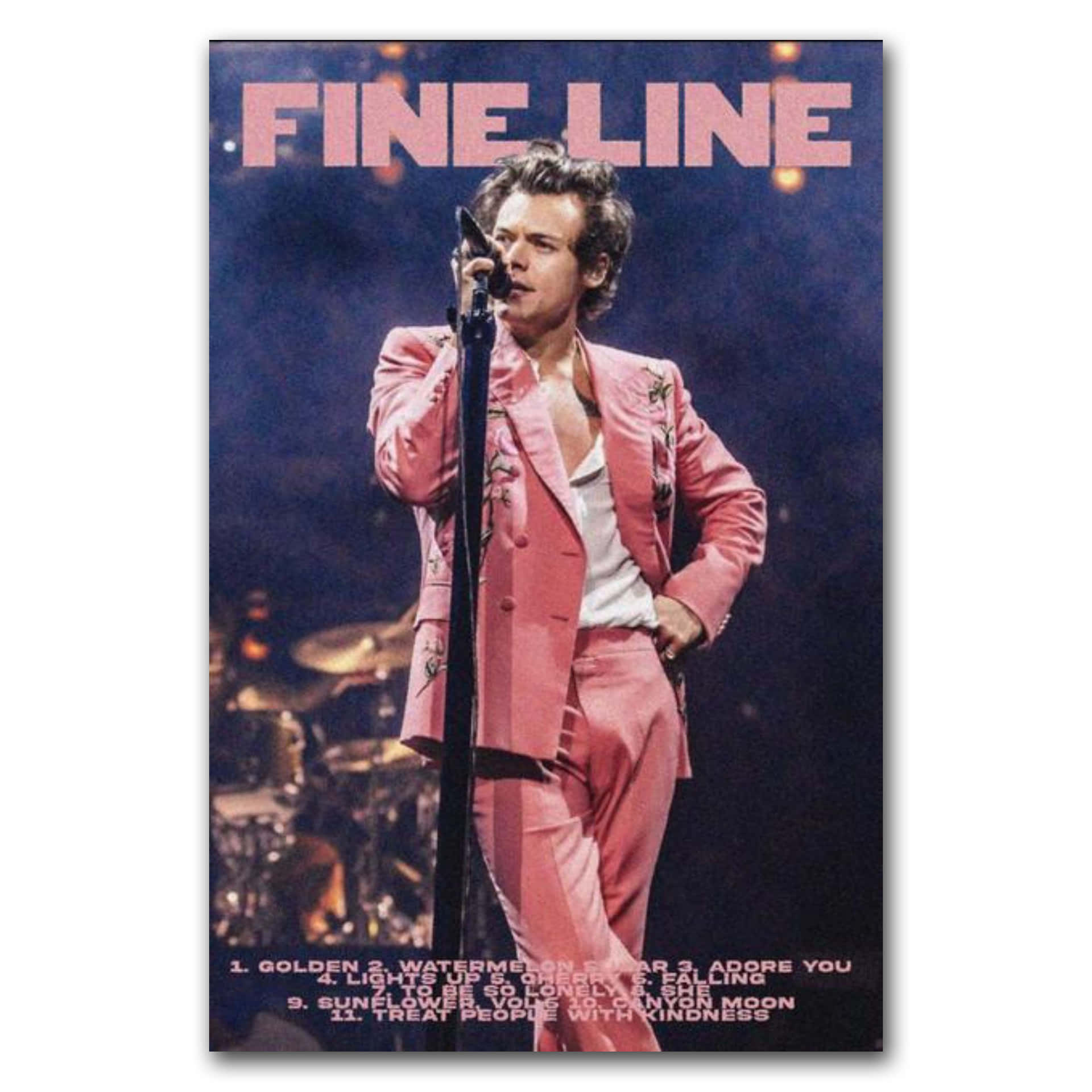 Harry Styles 在音樂會上穿著粉紅色西裝唱歌，下方有專輯曲目列表。