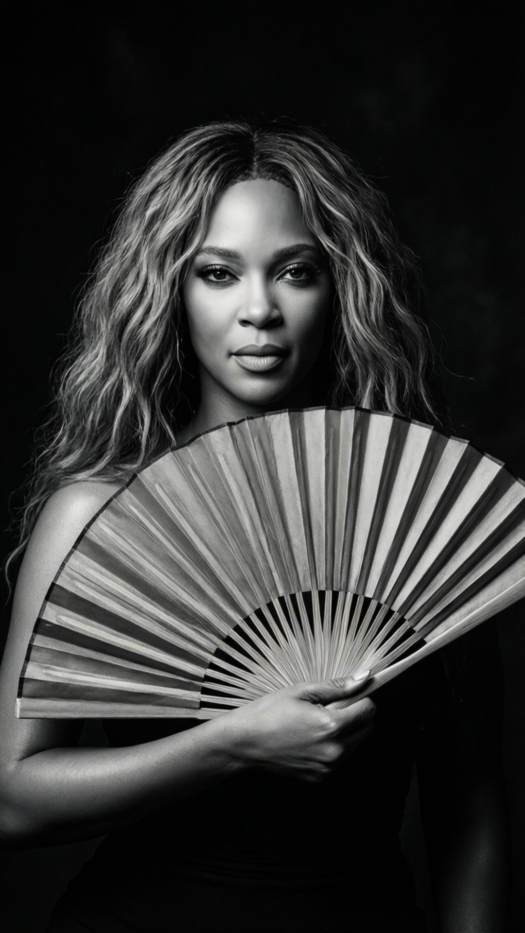 粉絲肖像 Beyonce 壁紙 — 一個引人注目的黑白肖像，一位波浪髮的女性在深色背景前手持扇子。