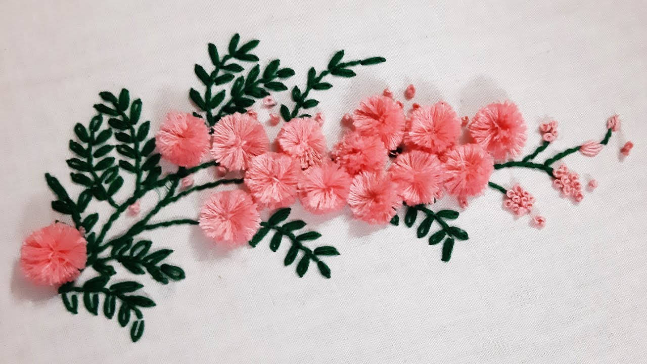粉色繡製合歡花圖案 壁紙 — 精緻的粉紅色花卉刺繡，帶有綠色葉子，縫在白色布料背景上。