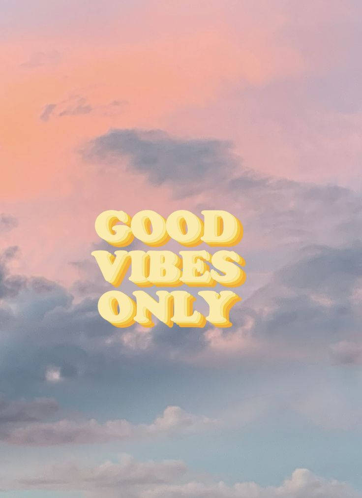 「good vibes only」文字漂浮在帶有柔和雲朵的粉彩天空中。