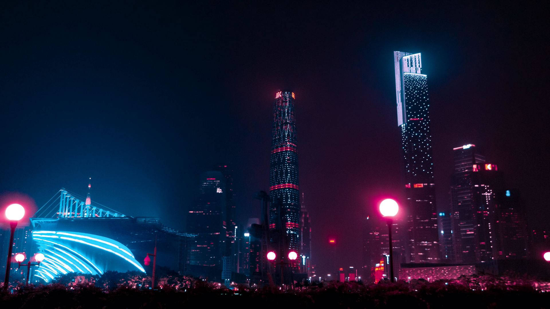粉藍色暗城 壁紙 — 充滿活力的夜景，閃爍的摩天大樓和霓虹燈照亮了城市天際線。