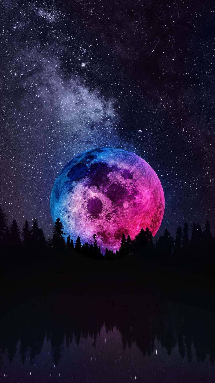 粉藍色調月球 iPhone 壁紙 — 一顆充滿活力的宇宙月亮在星空下閃耀著粉紅色和藍色，映照在黑暗森林的水面上。
