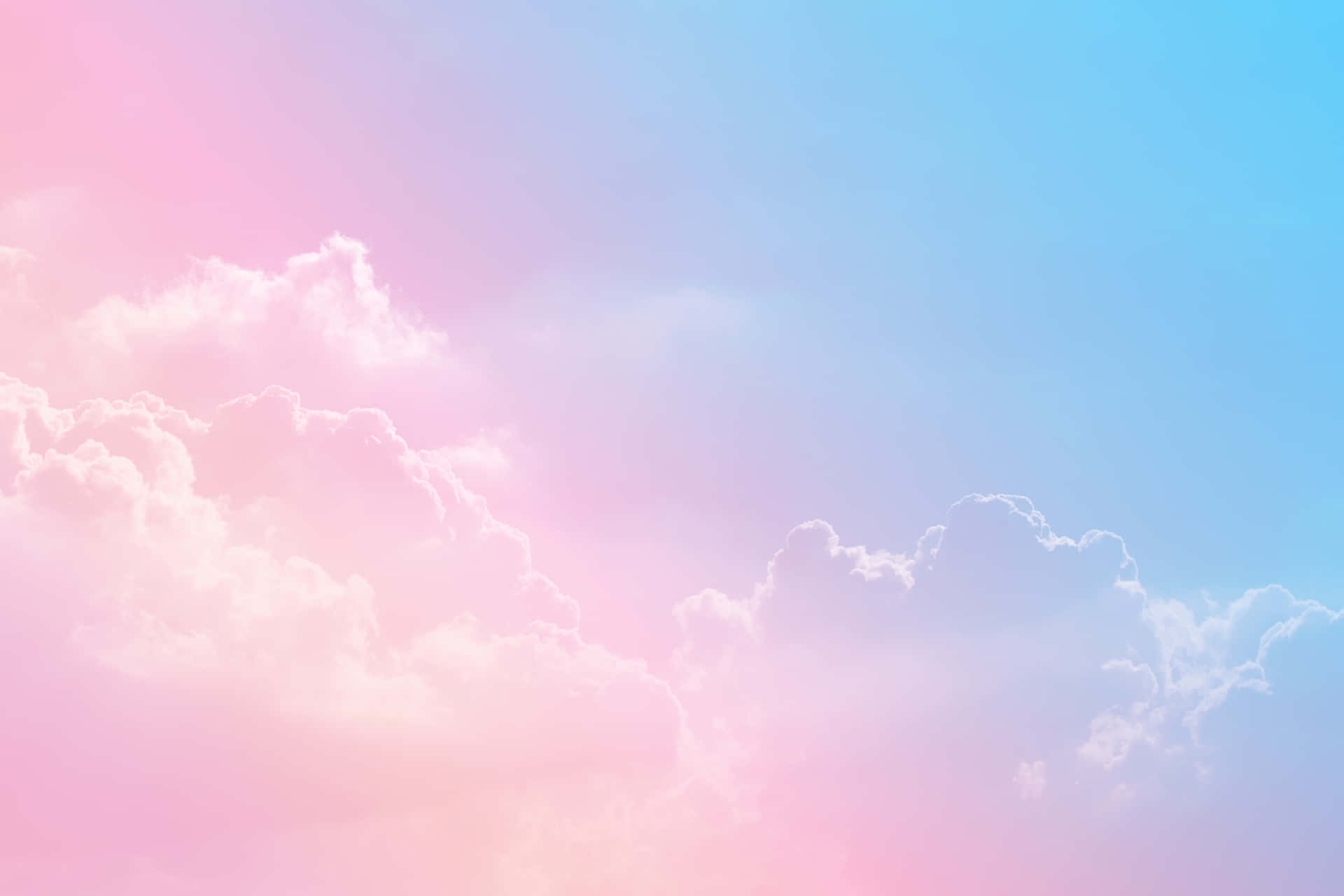 柔和粉紅和藍色天空配蓬鬆雲朵