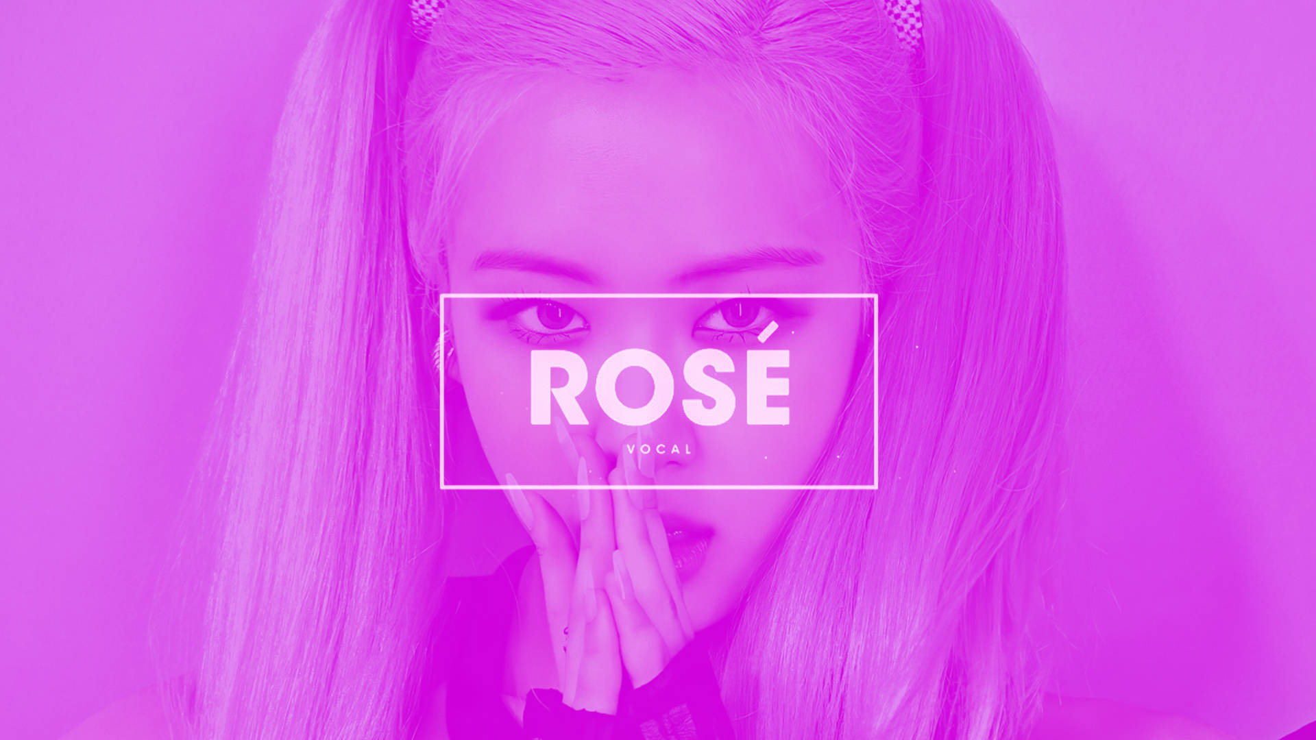 一位長髮女性雙手靠近嘴巴，帶有粉紅色「ROSE」文字覆蓋。