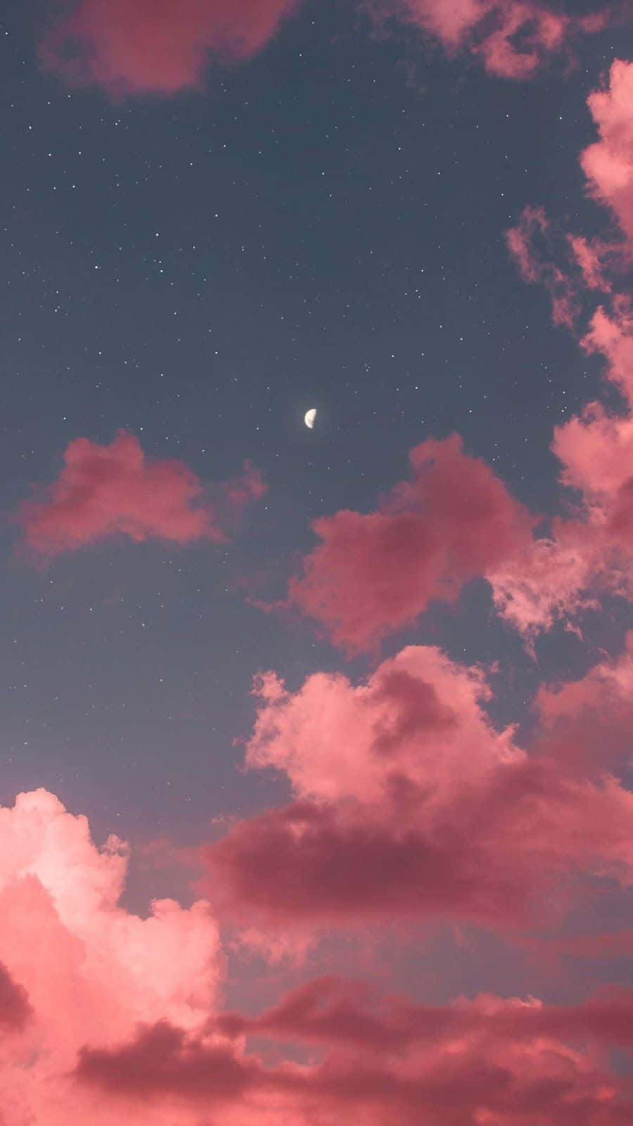 夜晚，粉紅色的雲朵在新月和星星下方飄浮。